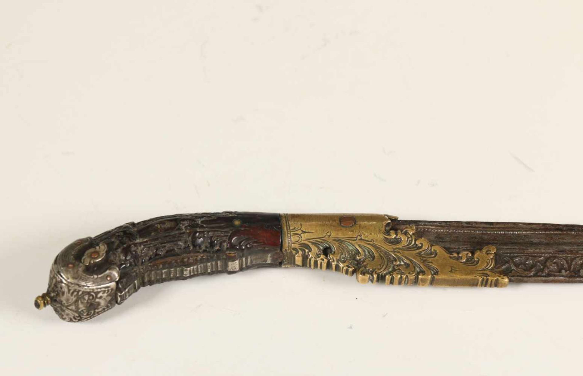 Indonesia, Sumatra, royal dagger, ca. 1900,with finely carved horn handle and details in silver. The - Bild 2 aus 4