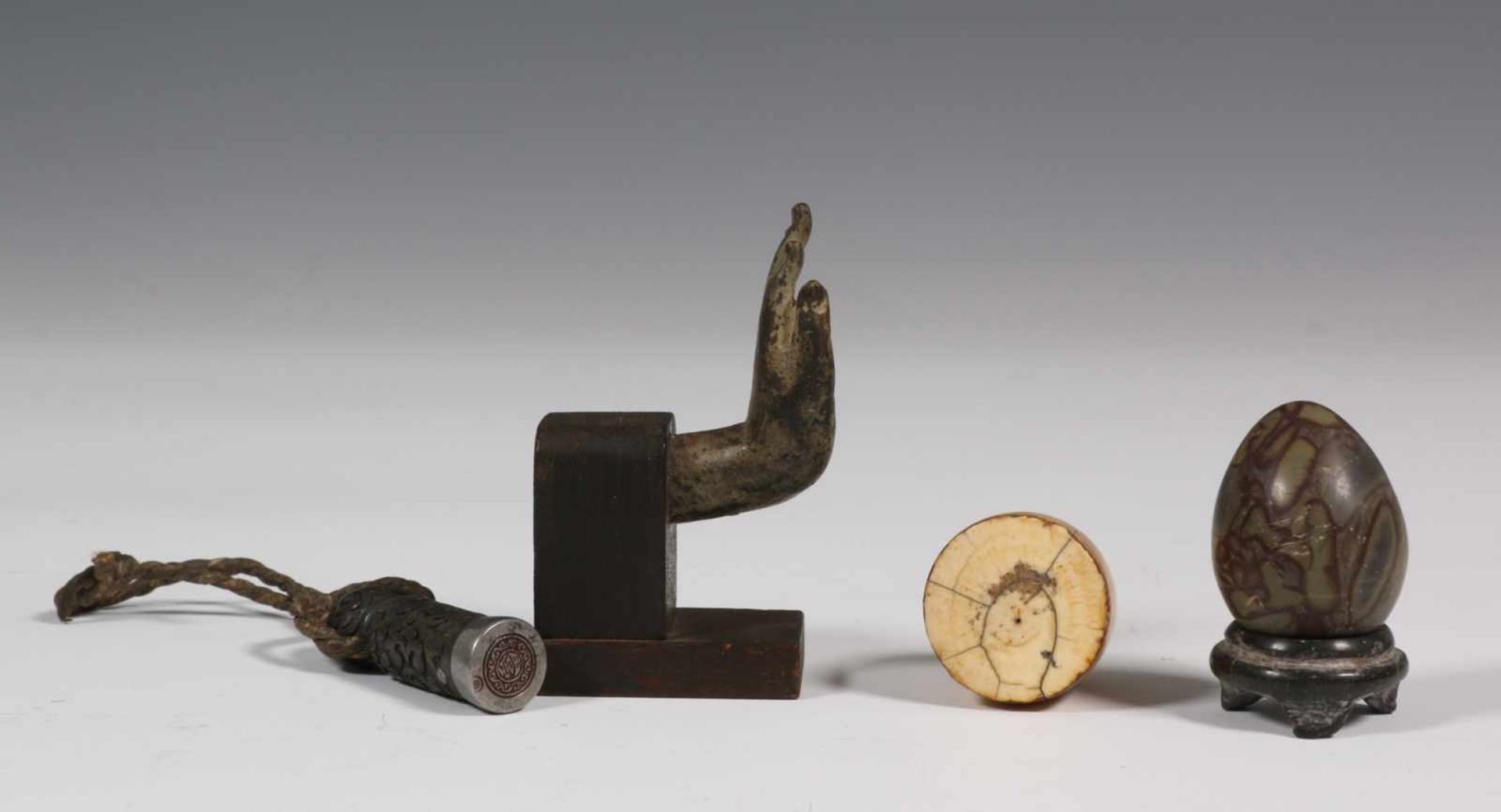 Tibet, stempel, Thailand, bronzen hand, India, stenen Lingam en een Oosters ivoren conisch object,
