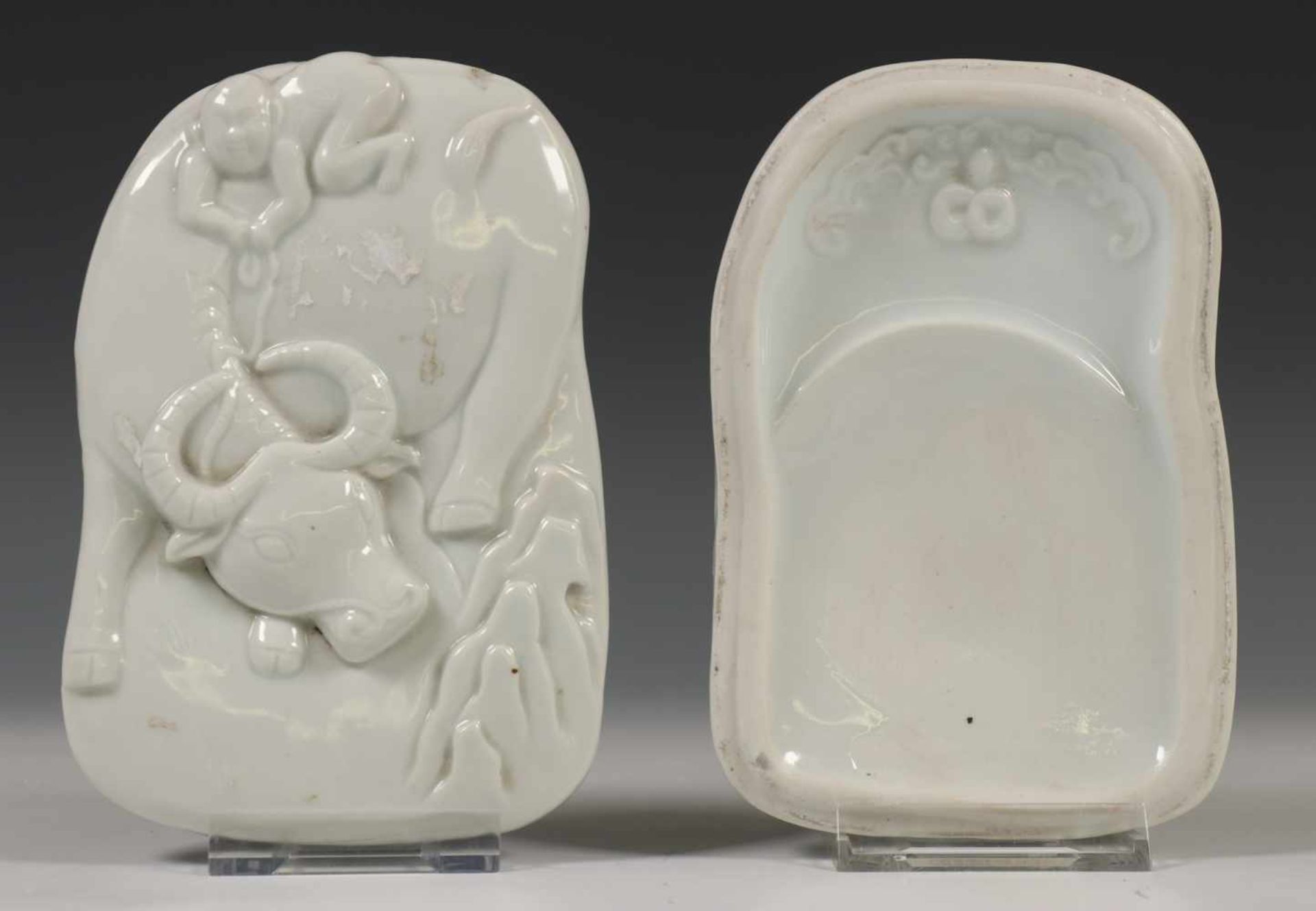 China, inktsteen en blanc-de-Chine inktpot, de steen in relief gedecoreerd met twee draken, de - Bild 2 aus 4