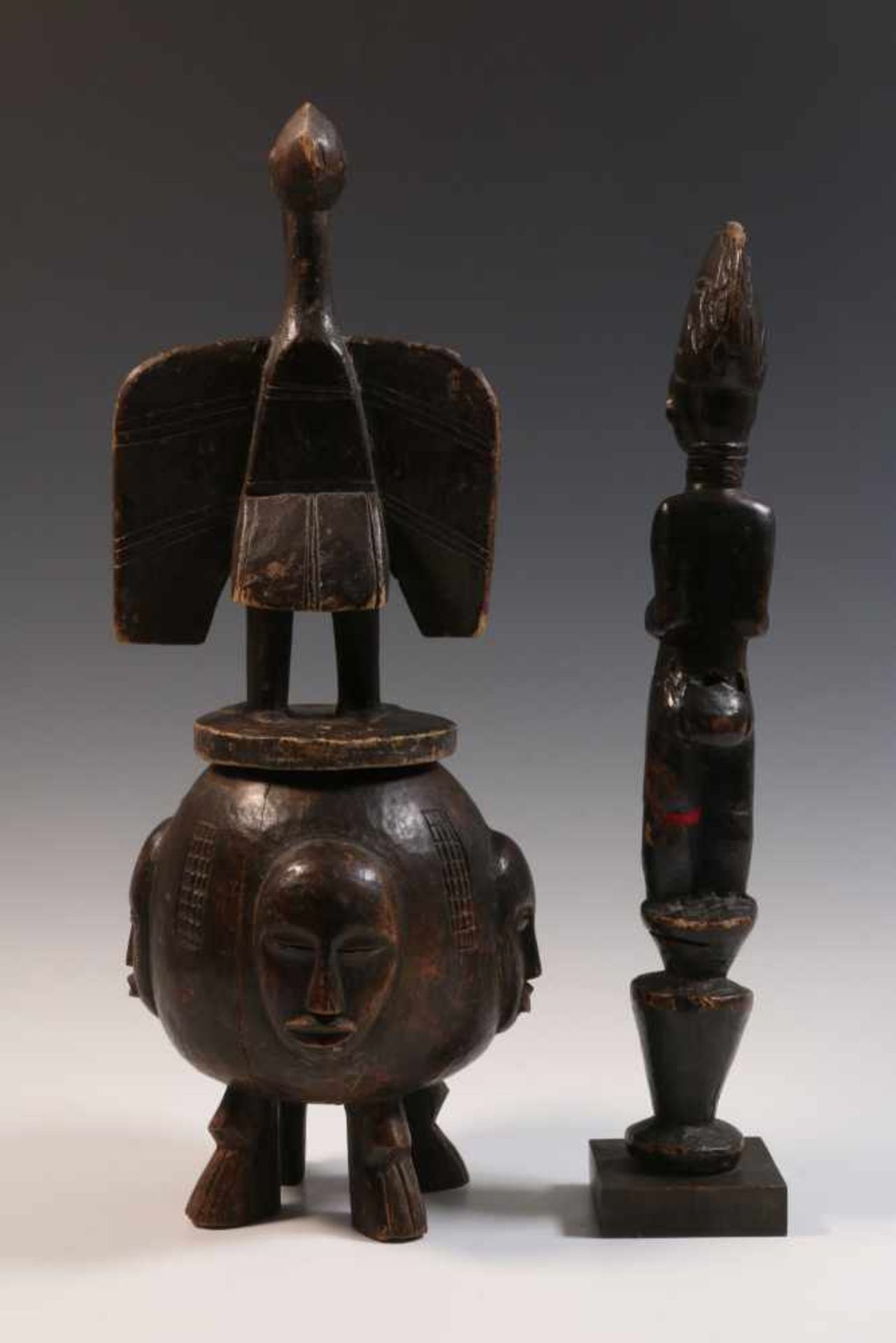 West Afrika, houten dekseldoos en staand vrouwfiguurmet zwart patina, h. 48 en 41 cm. [1]80 - Bild 2 aus 2