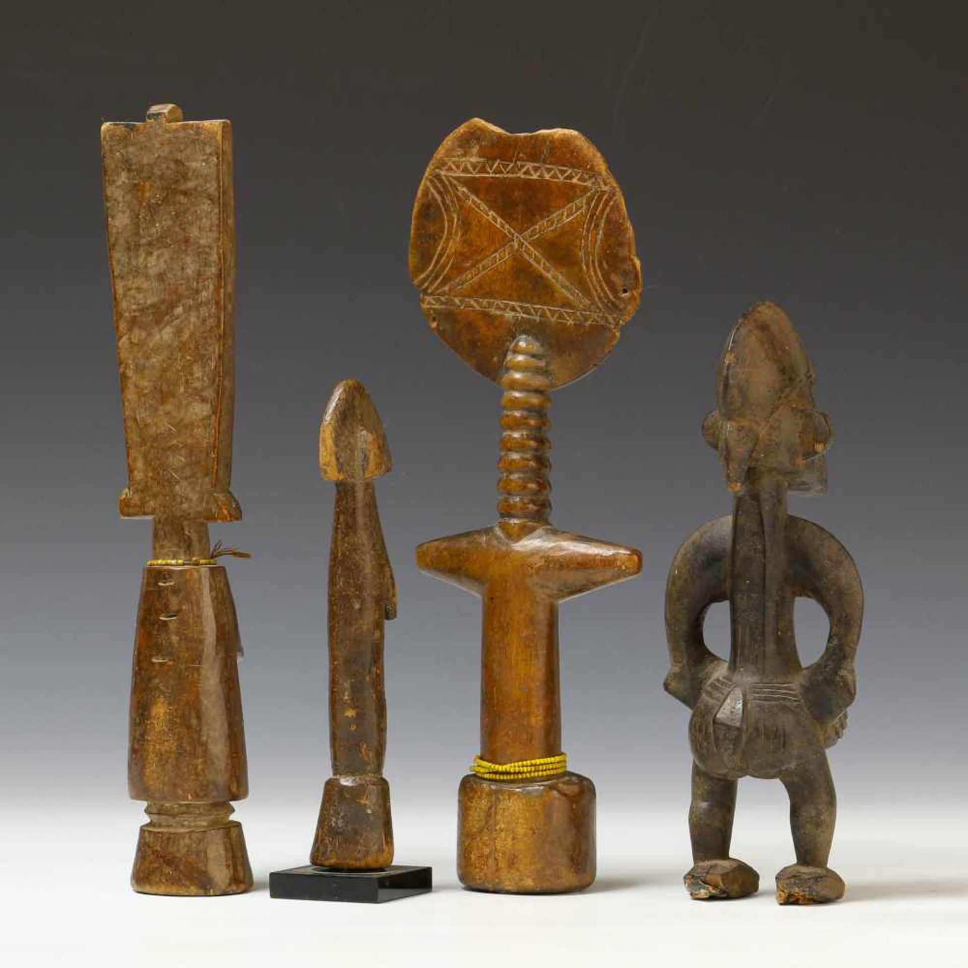 Four West African small figures, h. 18 and 28,5 cm. [4]400 - Bild 2 aus 3