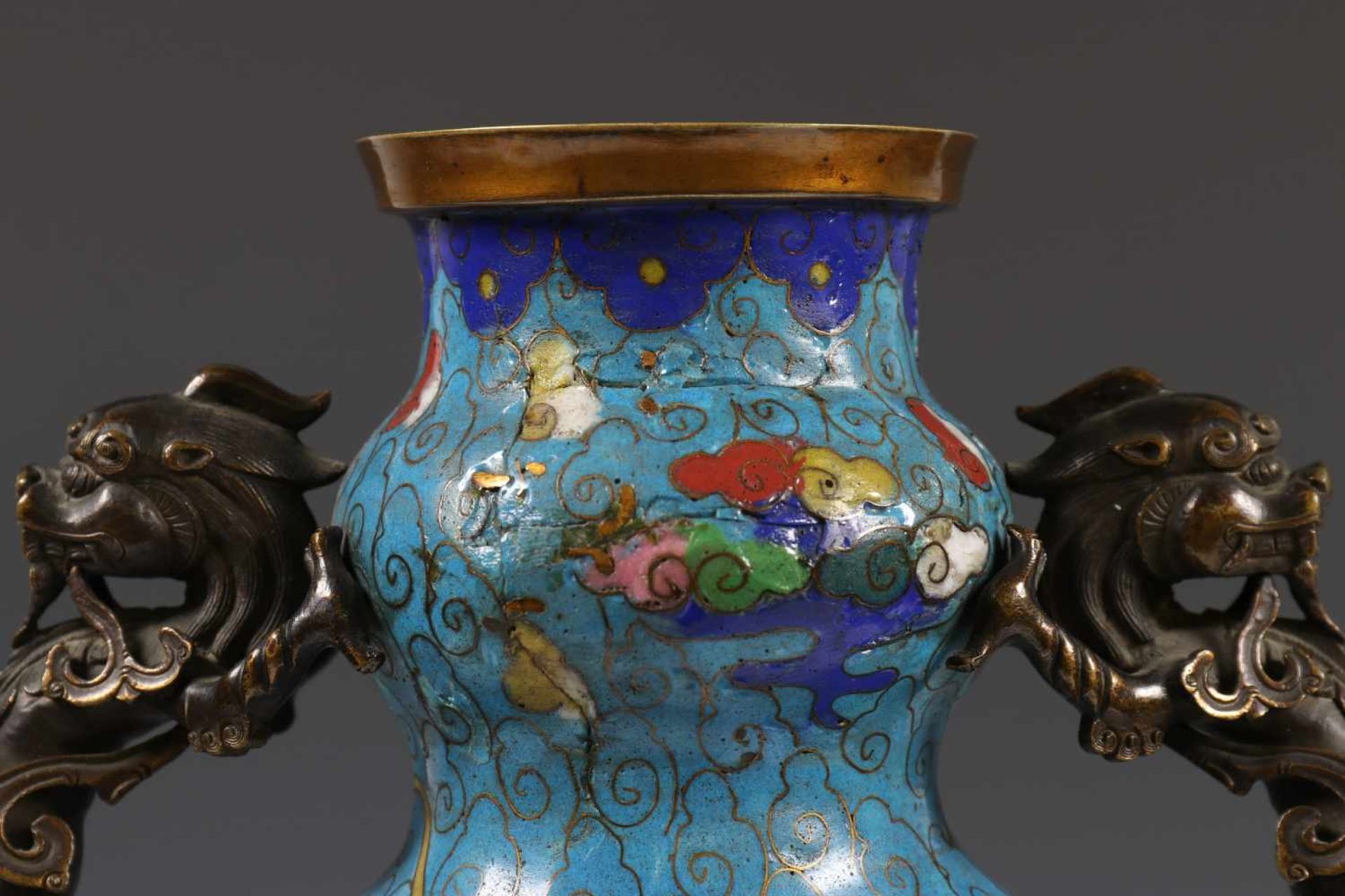 China, cloisonne 'draken' vaas, 19e/20e eeuw,de platte vaas gedecoreerd met draken en de vlammende - Bild 4 aus 6