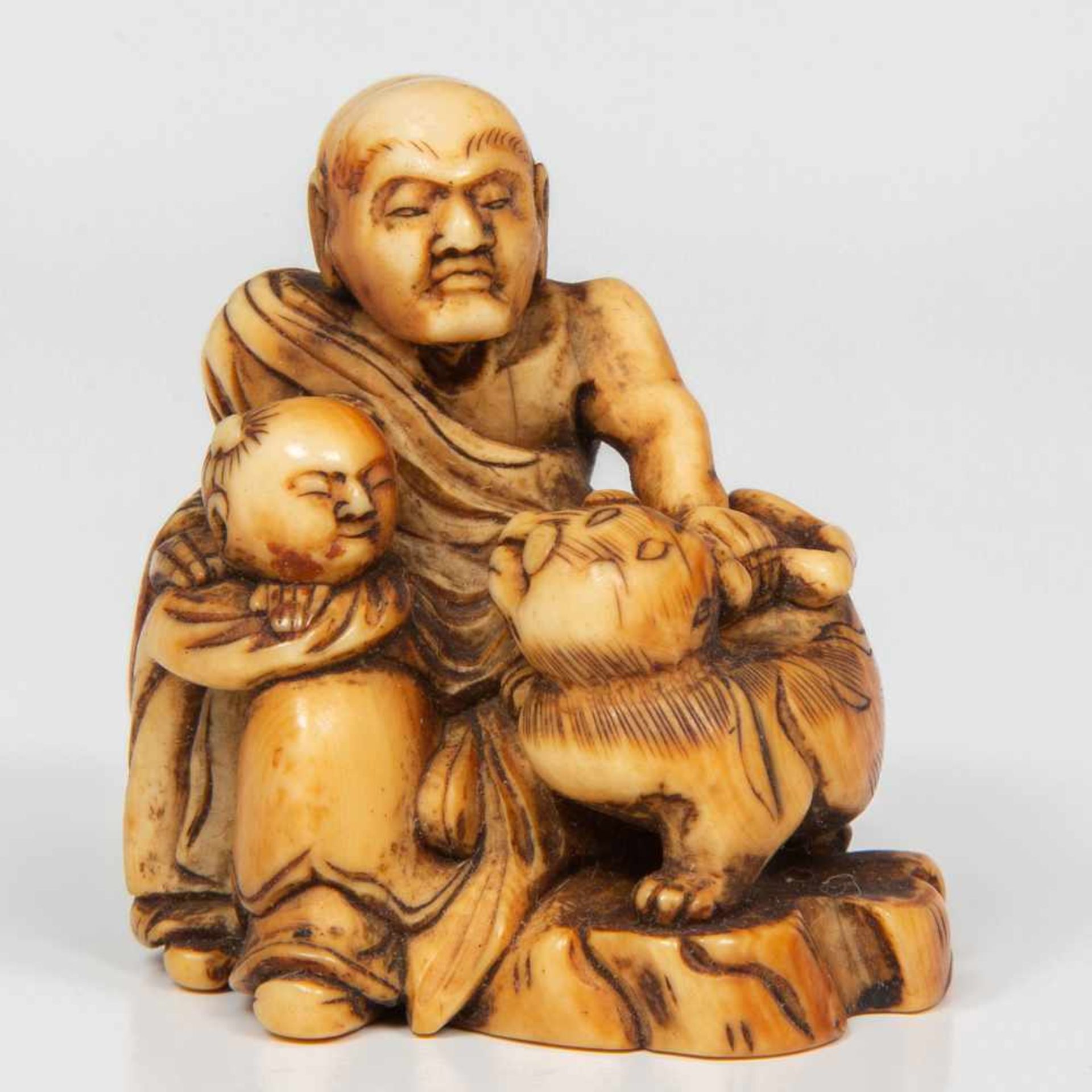 Japan, ivoren netsuke, Meiji periode,van een man met kind en hond, herkomst: Collectie Cserno,
