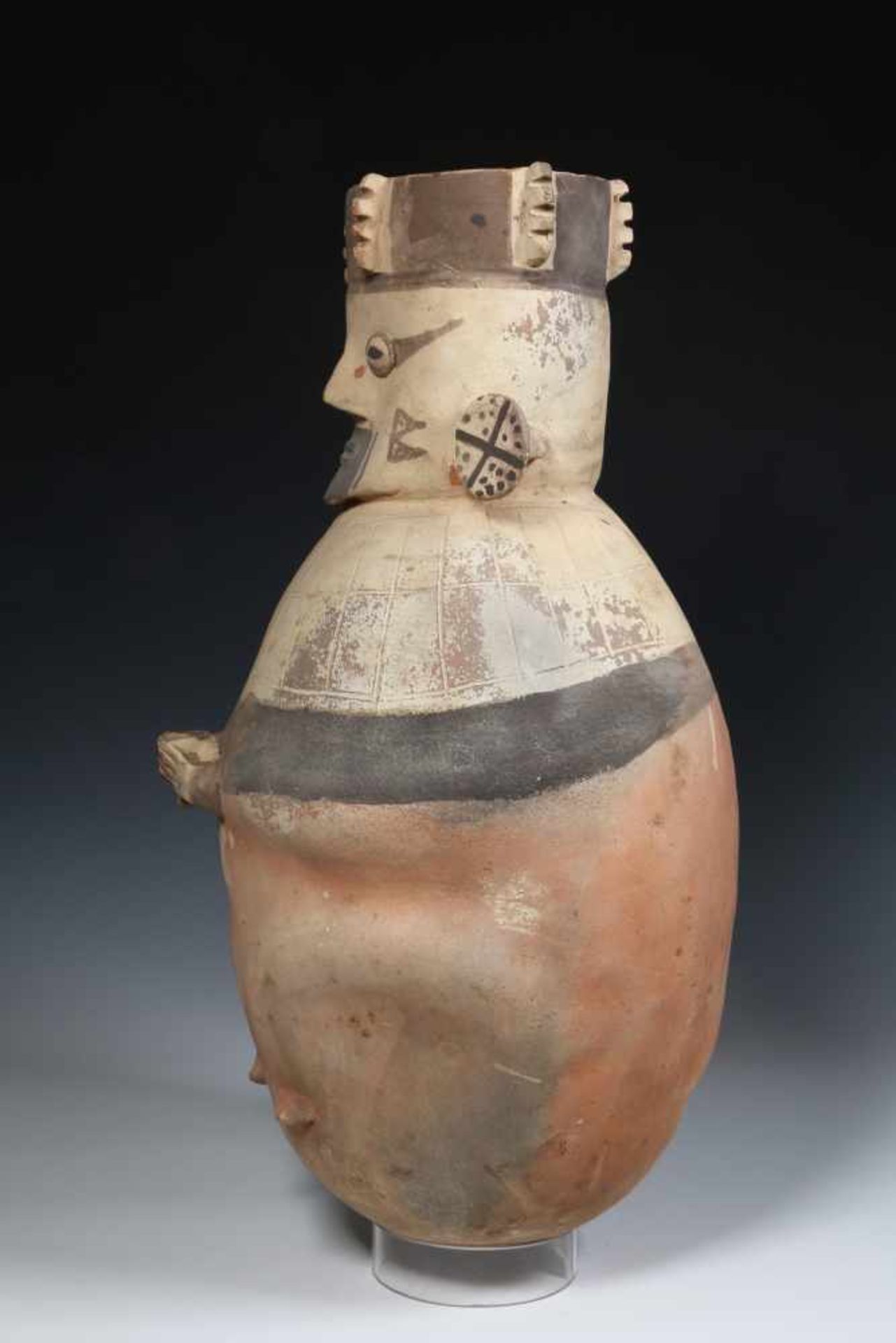 Peru, Chancay, earthenware grave urn, 1000-1470 AD,in the shape of a priest figure holding a cup - Bild 3 aus 5