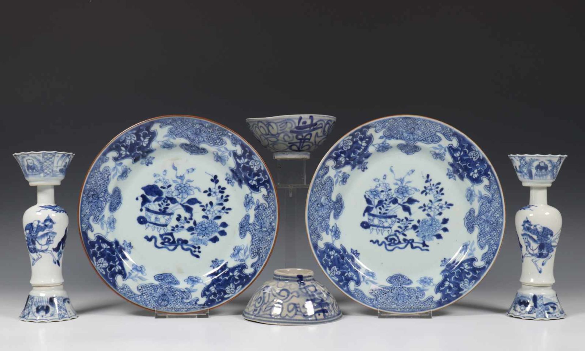 China, collectie blauw-wit porselein, 18e-20e eeuw,waaronder een paar florale borden, een paar