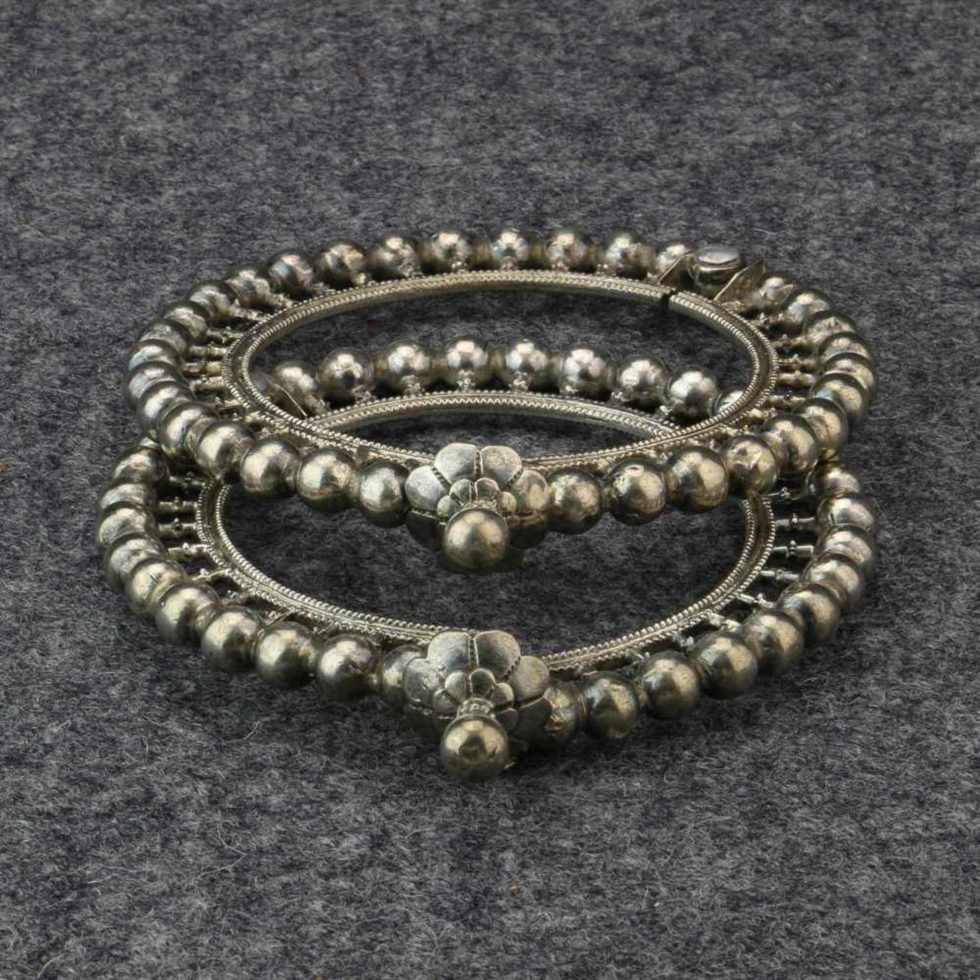 India, Rajasthan, a pair of silver bracelets, ‘Knatria’ or 'Bangri gokru’ and two flexible silver - Bild 3 aus 3