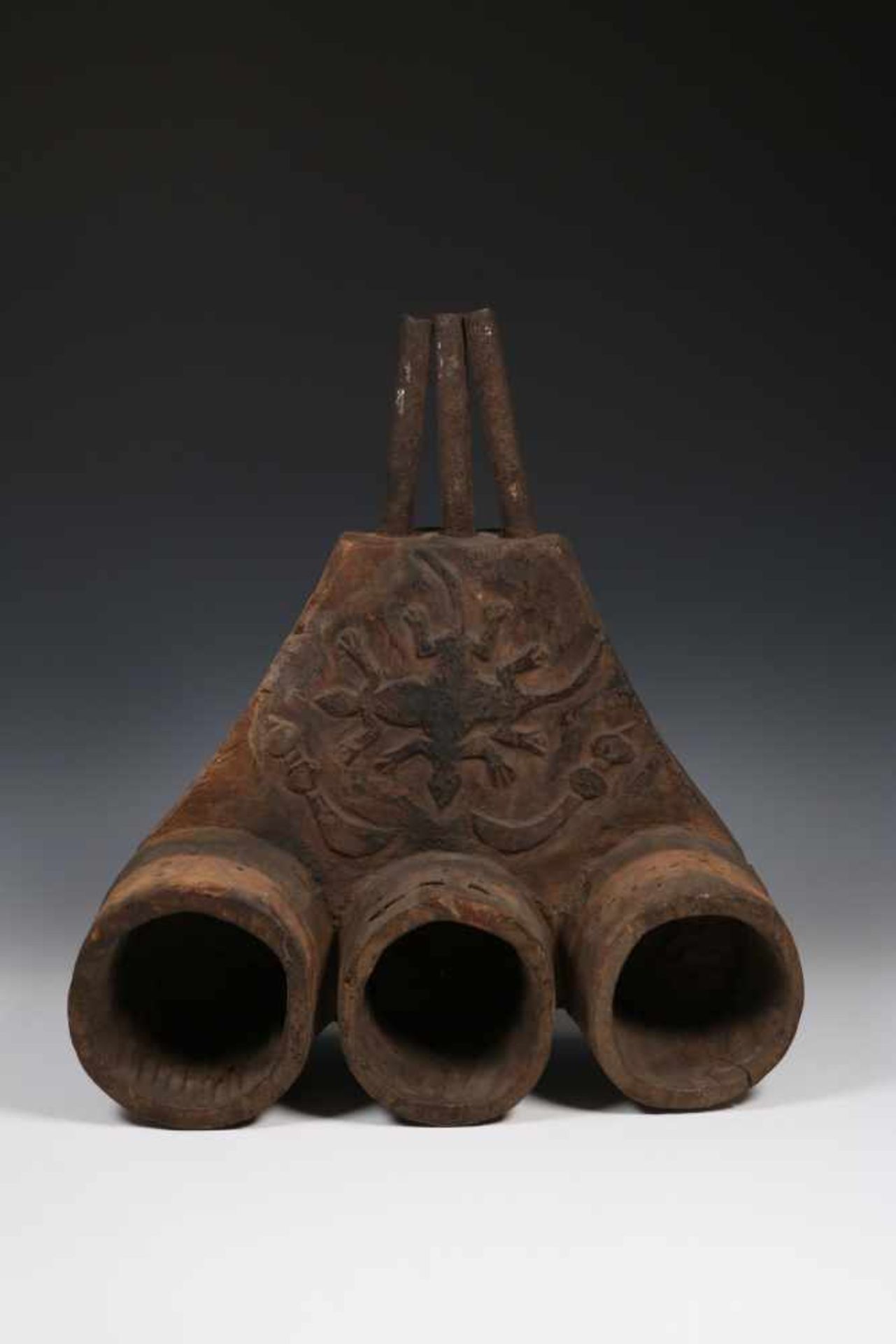 West Afrika, houten blaasbalgmet drie balgen en dierfiguren in reliëf, l. 45 en b. 44 cm. [1]120 - Image 2 of 2