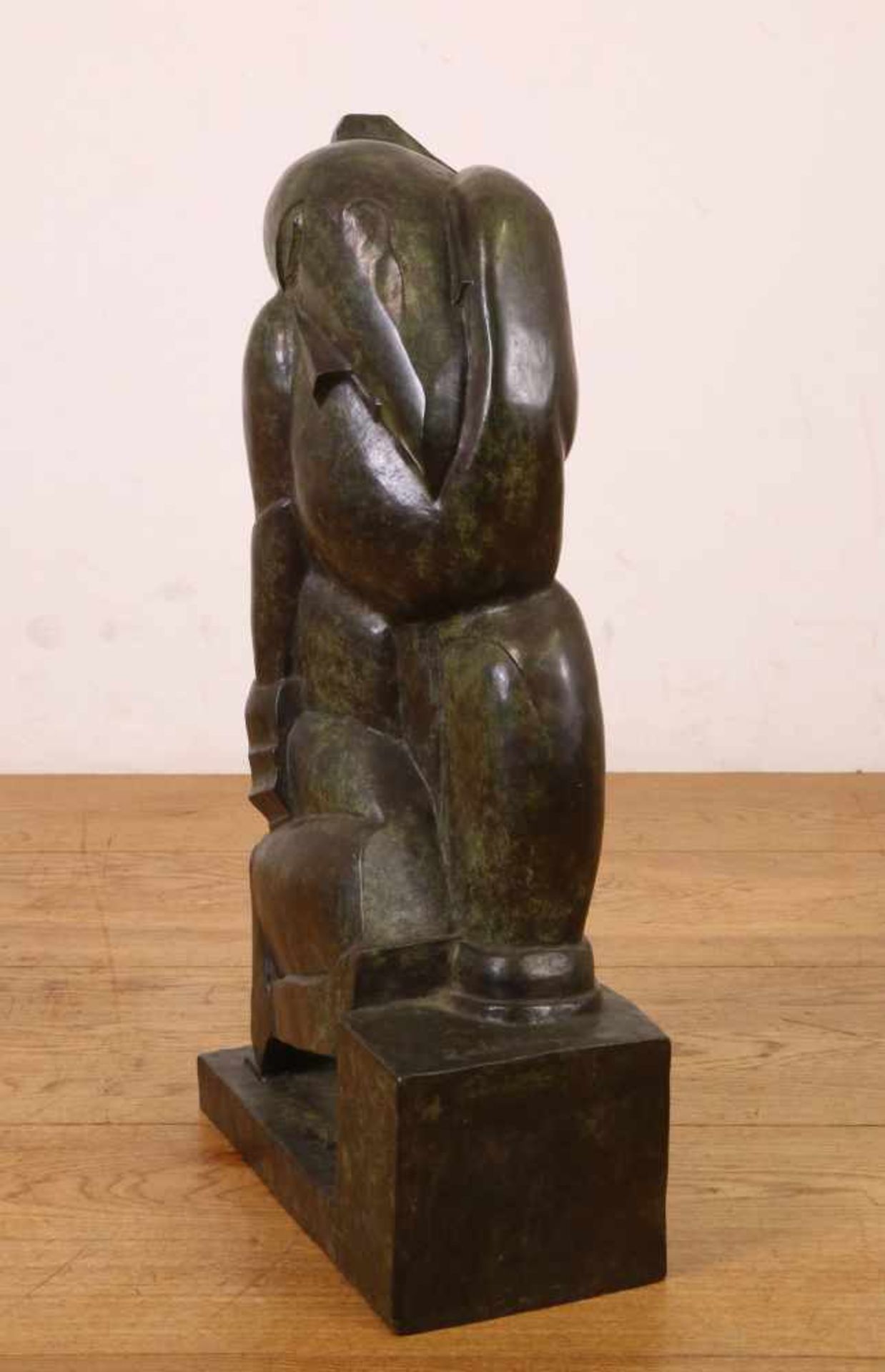 Groen gepatineerd bronzen beeld van geabstraheerd anthropomorf figuur., h. 66 cm. [1]600 - Bild 3 aus 3