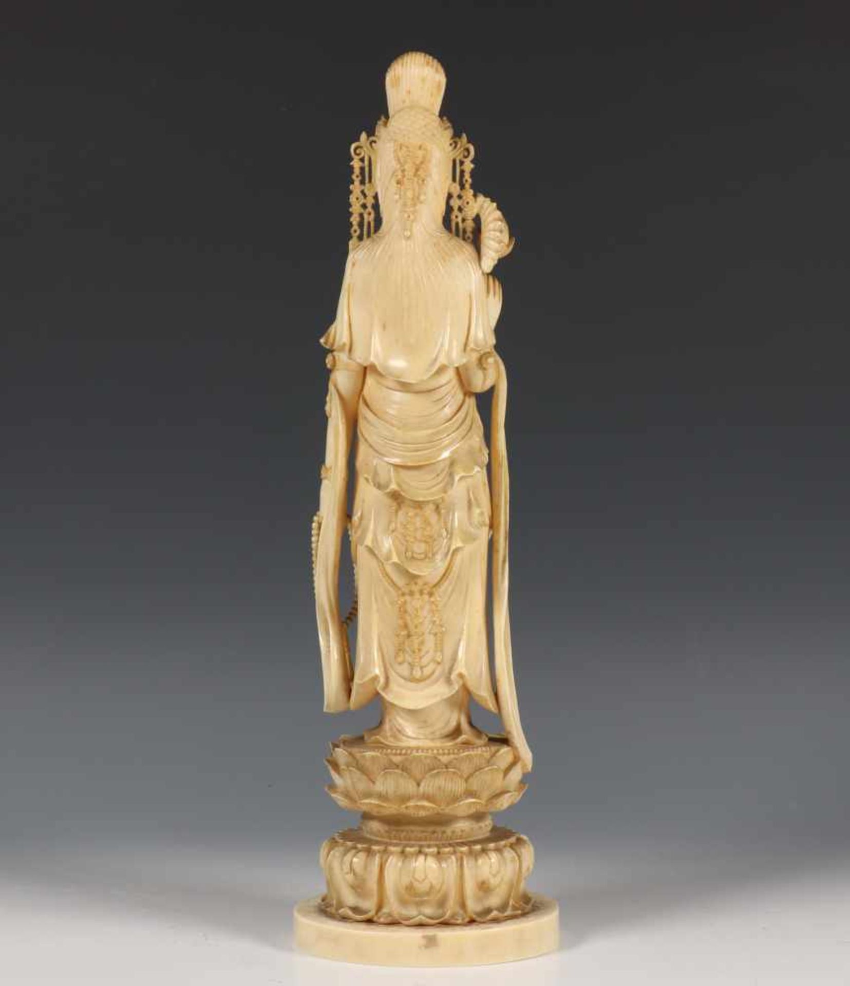 Japan, gestoken ivoren snijwerk 'okimono', 19e eeuw, vroeg Meiji periode;Guanyin staande op lotus, - Bild 5 aus 5