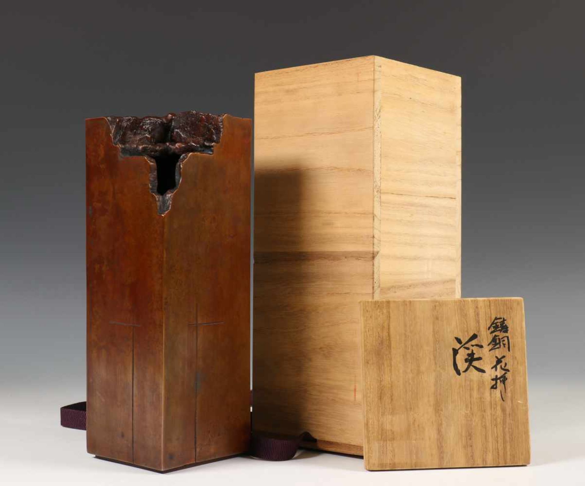 Japan, gepatineerd bronzen rechthoekige vaas, 20e eeuw,met organisch gevormde halsopening, - Bild 4 aus 4