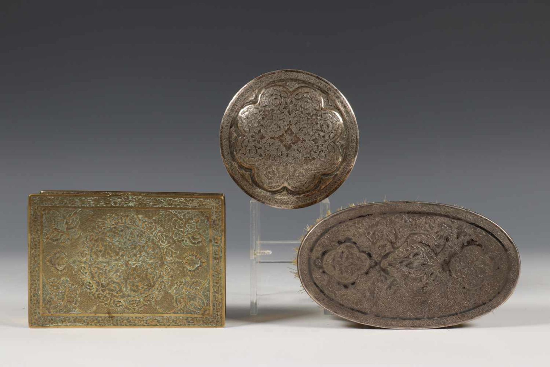 Perzie, Tabriz, zilverlegering borstel en poederdoos, Qajar Periode.Hierbij messing rechthoekig