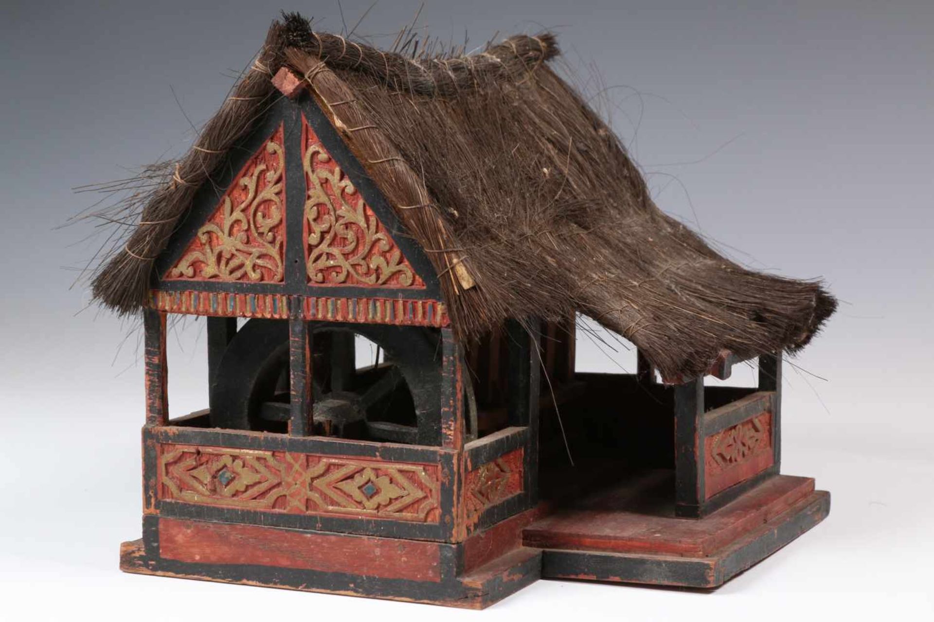 Sulawesi, drie miniatuur houten huisjes., [3]30 - Bild 2 aus 2