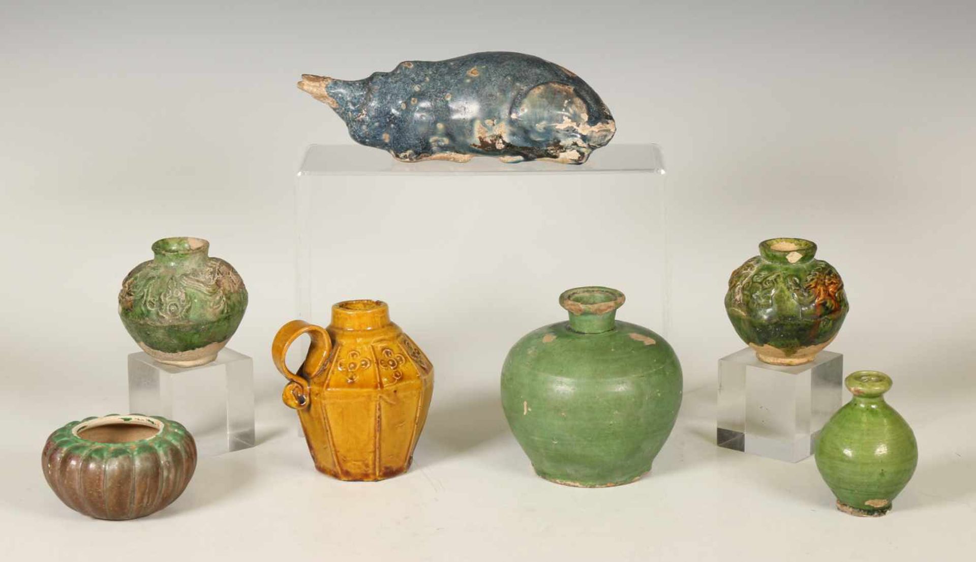 China, collectie groen- en okergeglazuurde aardewerken vaasjes, voornamelijk Tang-Ming dynastie,