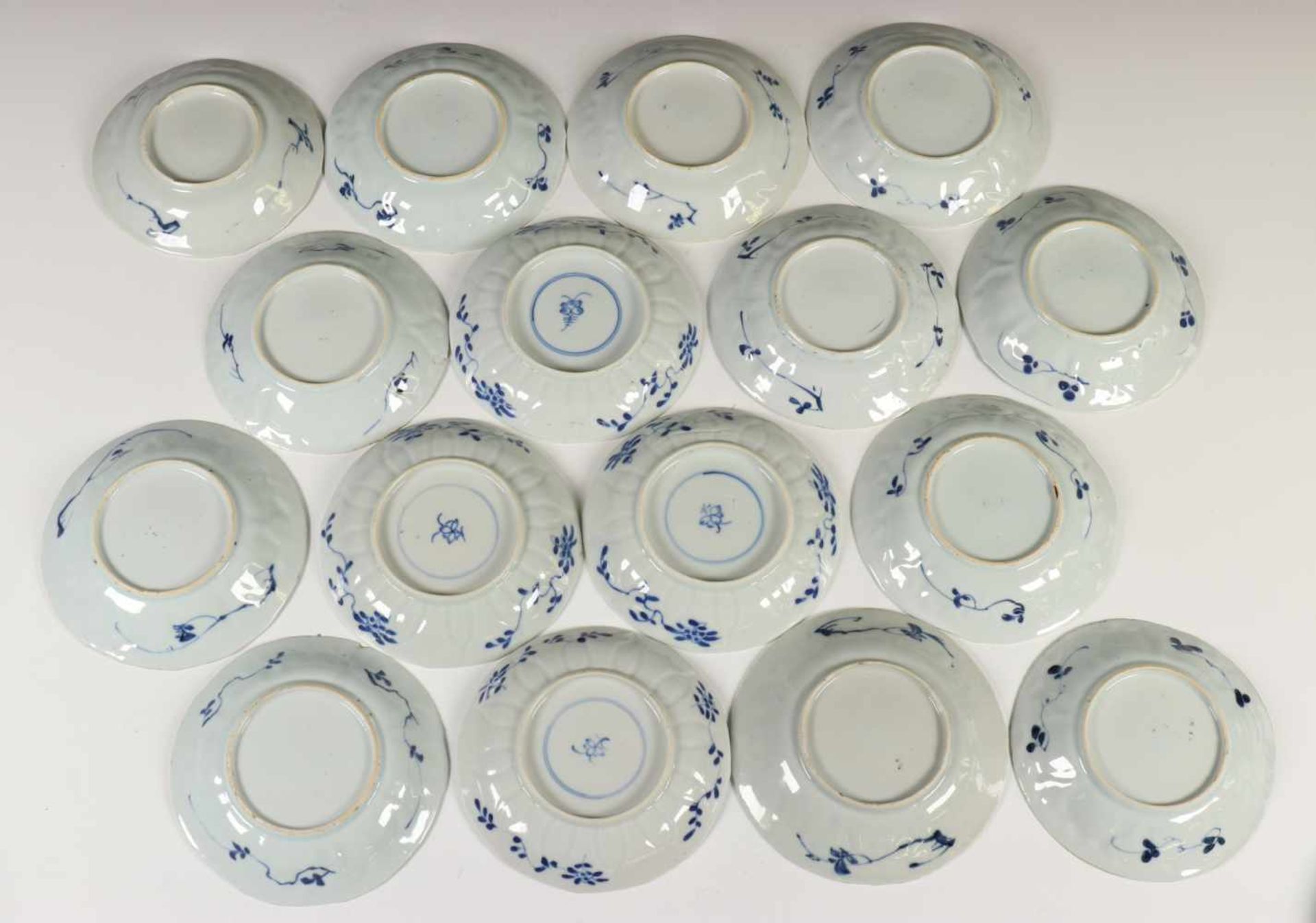 China, collectie blauw-wit porseleinen koppen en schotels, Kangxi,bestaande uit een set van 12 - Bild 3 aus 5