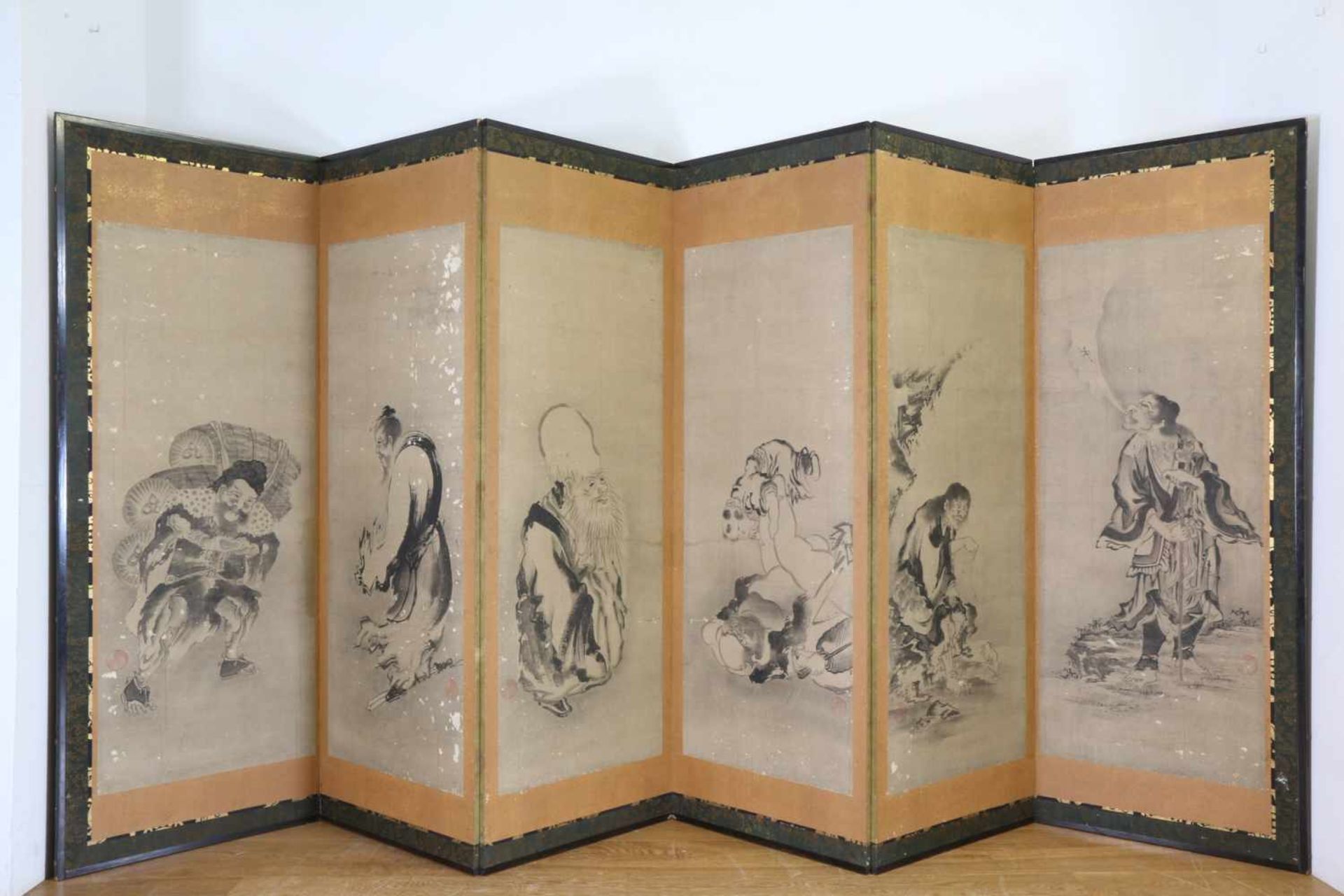 Japan, twee zwart gelakt houten zesslags kamerschermen,met papieren en stoffen panelen. Op ieder - Bild 3 aus 4