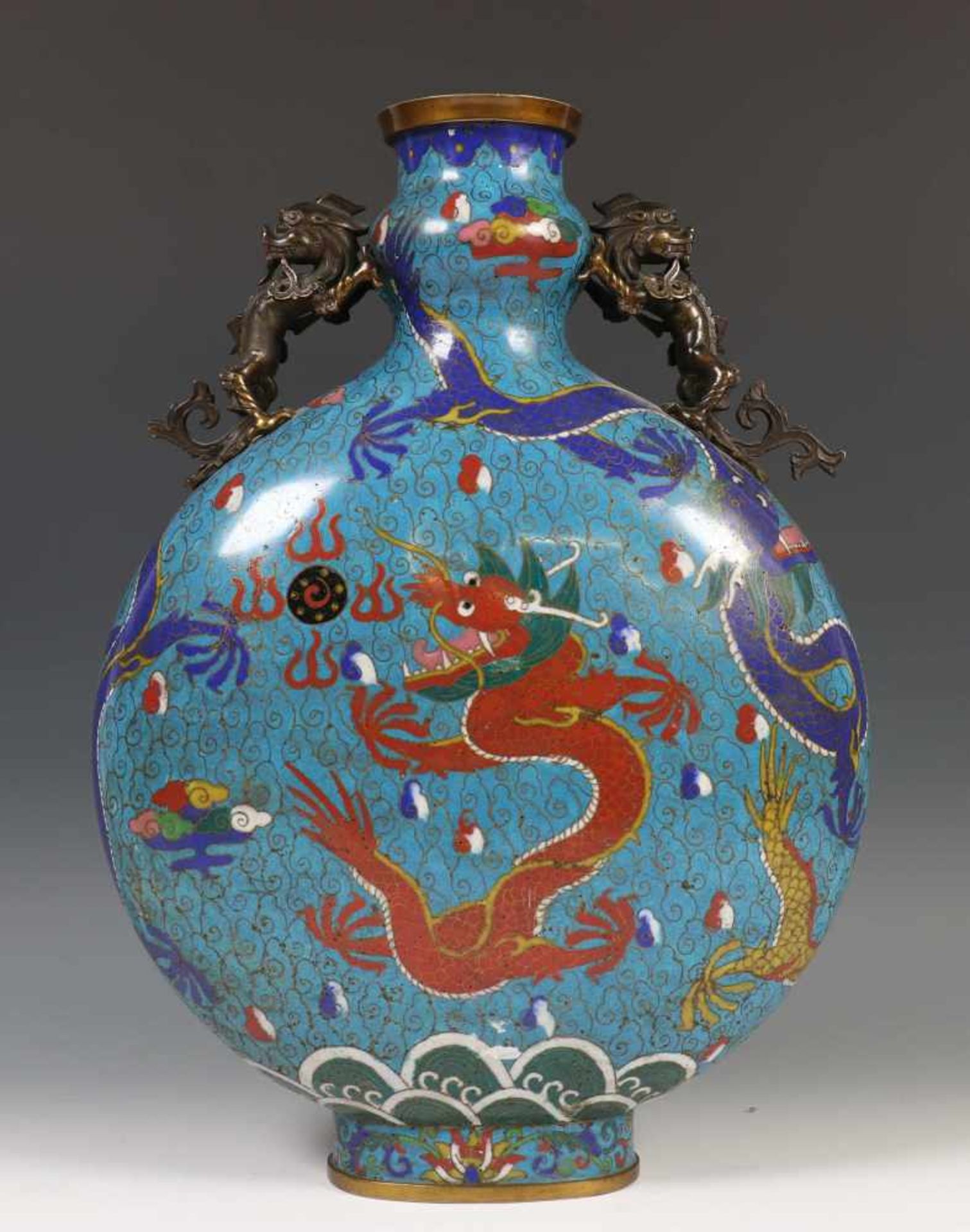 China, cloisonne 'draken' vaas, 19e/20e eeuw,de platte vaas gedecoreerd met draken en de vlammende - Bild 2 aus 6