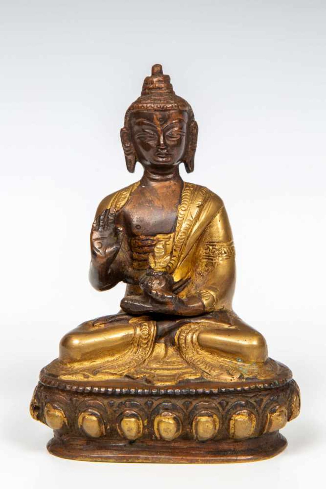 Nepal, gedeeltelijk verguld bronzen figuur van Boeddha, 20e eeuw,gezeten in dhyanasana op een - Bild 2 aus 3