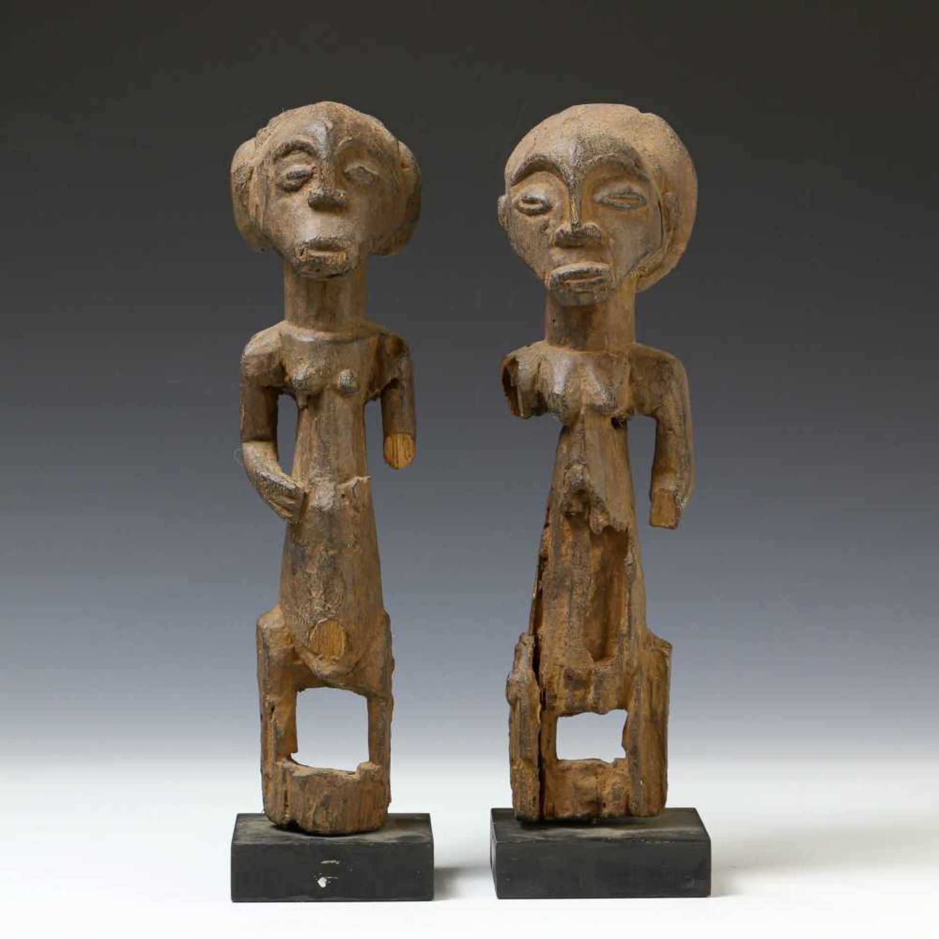 DRC., Luba, a pair of ancestral figureswith a grey to black patina and weathered expression. Private - Bild 4 aus 4