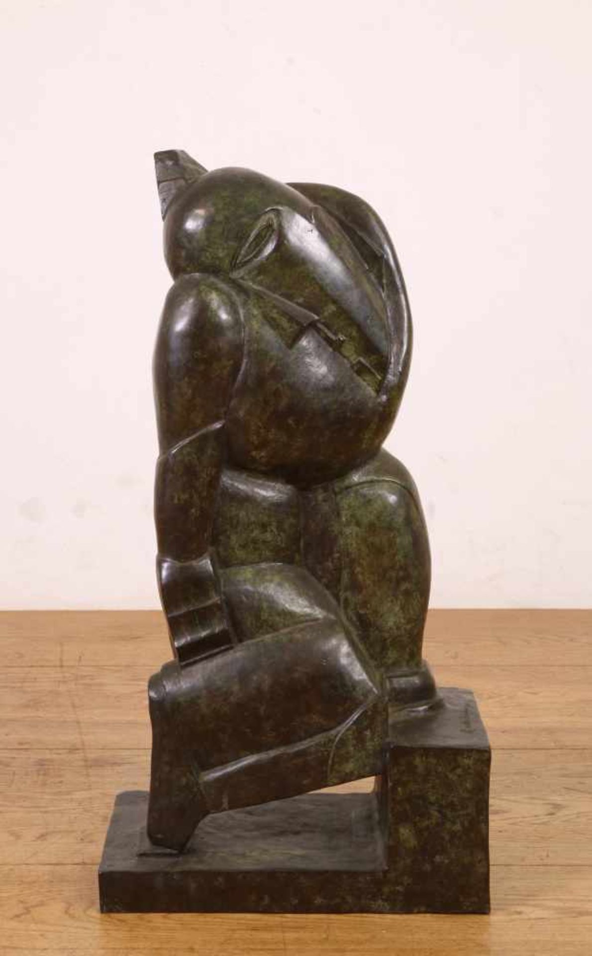 Groen gepatineerd bronzen beeld van geabstraheerd anthropomorf figuur., h. 66 cm. [1]600 - Bild 2 aus 3