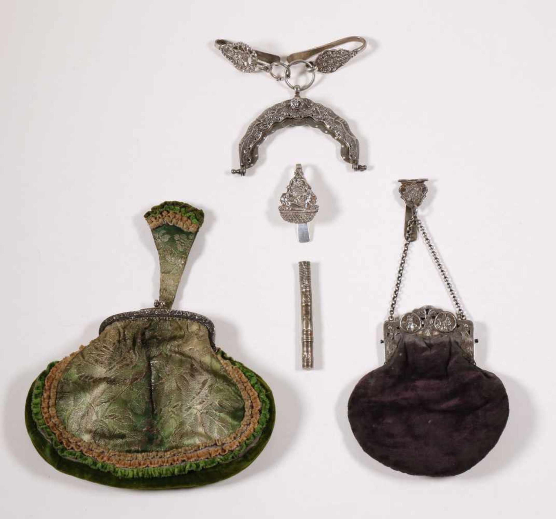 Tasbeugel met tas en haak, tasbeugel en twee haken, tas, losse tashaak en naaldenkoker, 19e eeuw,