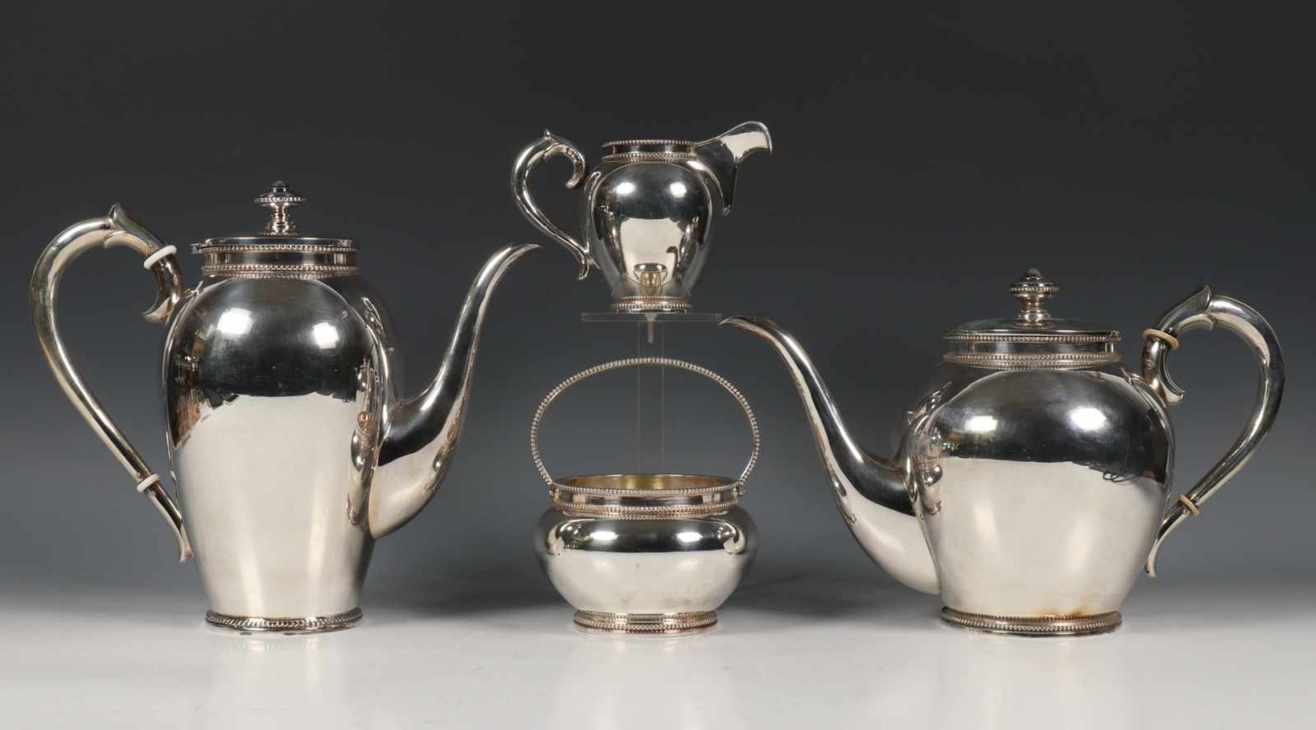 Vierdelig koffie- en theeservies, 20ste eeuw, slank eivormig model versierd met parelrand,