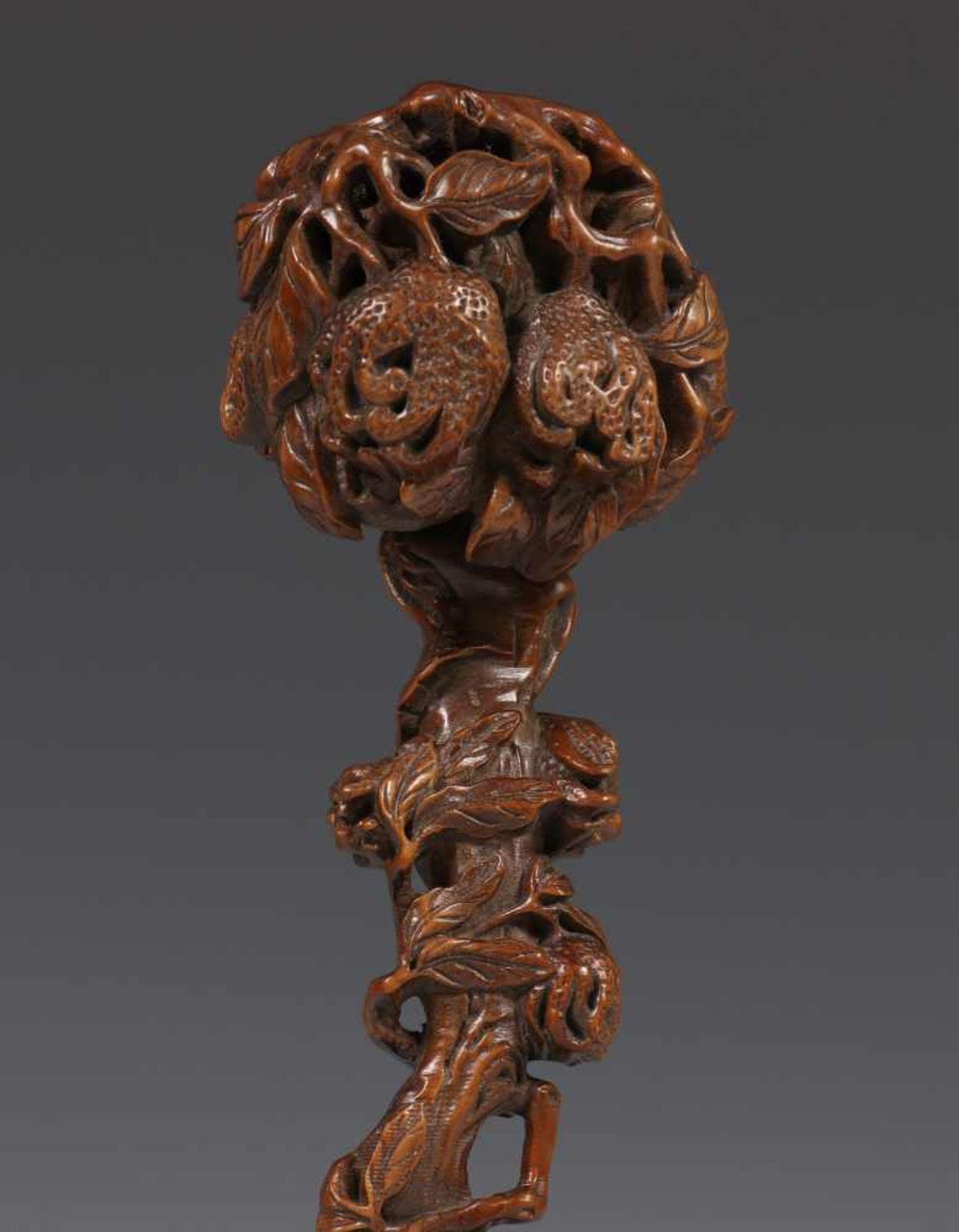 China, bamboe ruyi scepter, 20e eeuw, gesneden als een tak met vingercitroenen, l. 24,5 cm [1]300 - Bild 2 aus 2