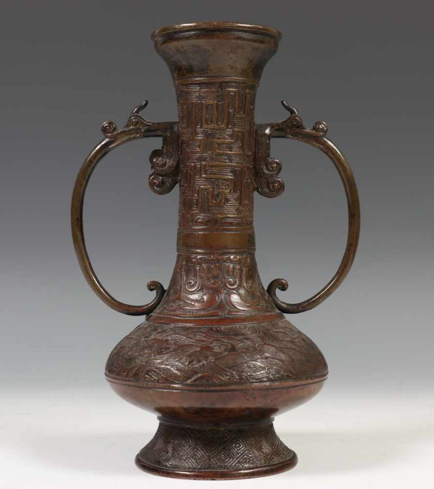 China, bronzen archaistische vaas, 18e eeuw,het lichaam gemodelleerd met golven, de lange hals met - Bild 2 aus 3