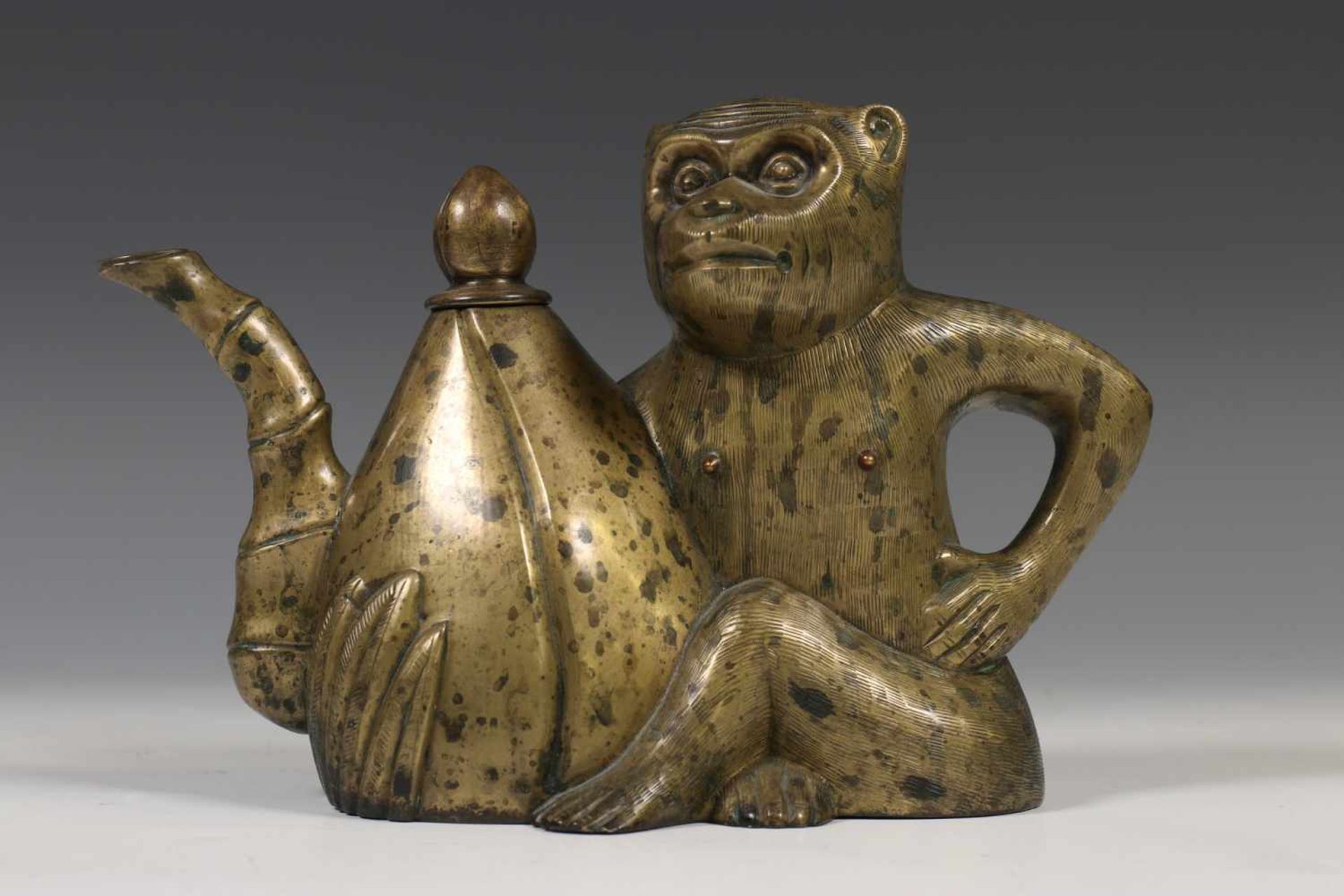 China, bronzen wijnkan in de vorm van een aap met perzik, 17e/18e eeuw,de aap zittend met zijn