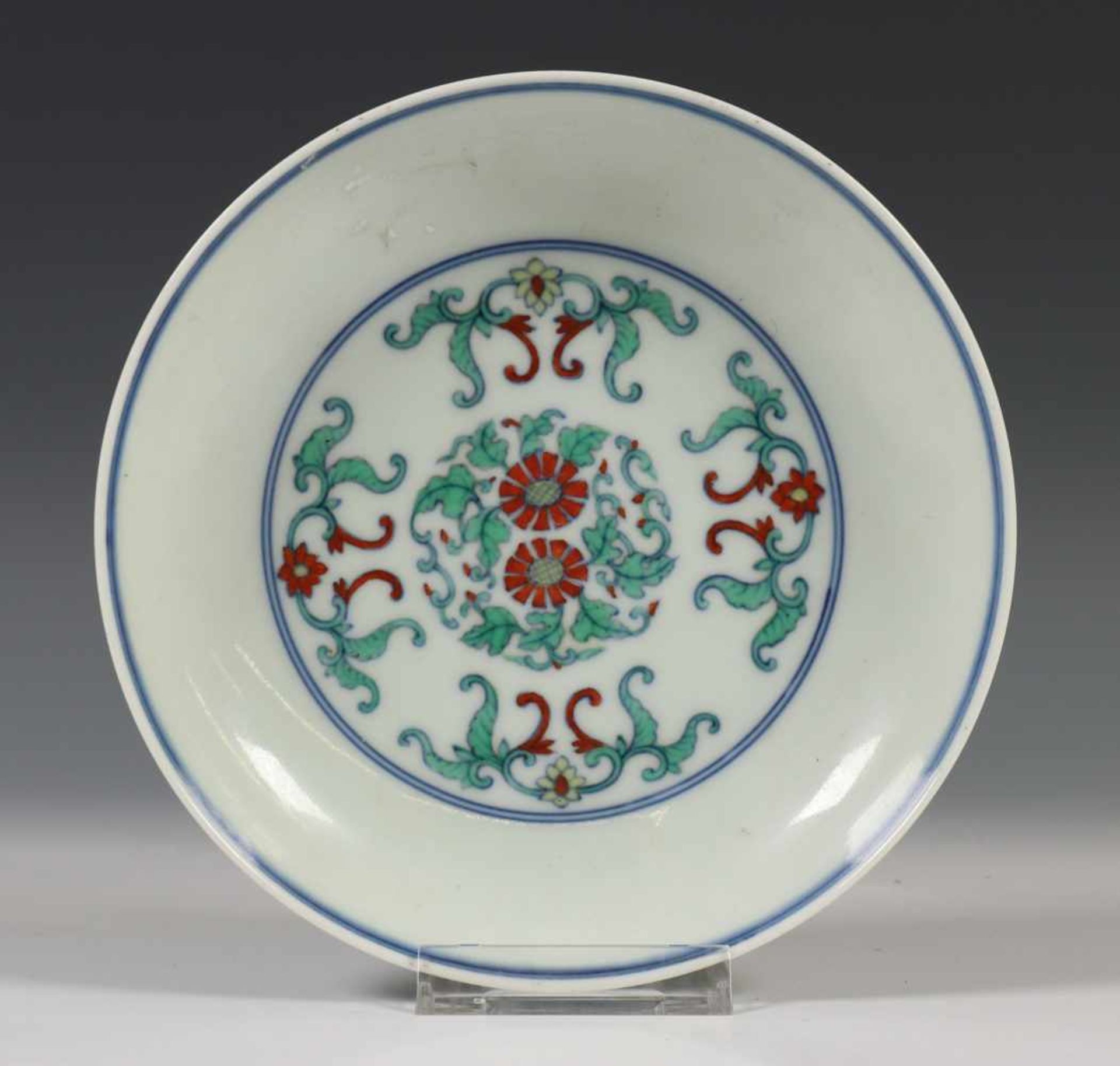 China, wucai porseleinen bord, 20e eeuw,gedecoreerd met gestileerde bloemen, met apocrief