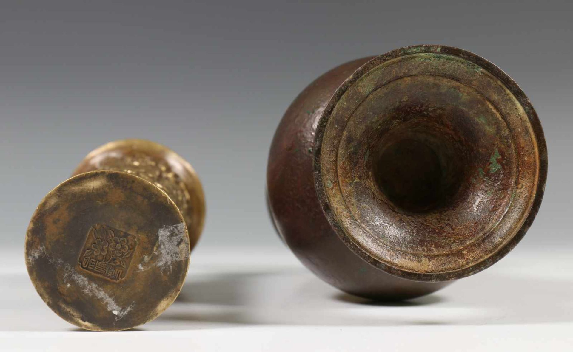 China, twee bronzen vazen, Ming-Qing dynastie,een cilindervormige vaas gemodelleerd met figuren in - Bild 3 aus 4