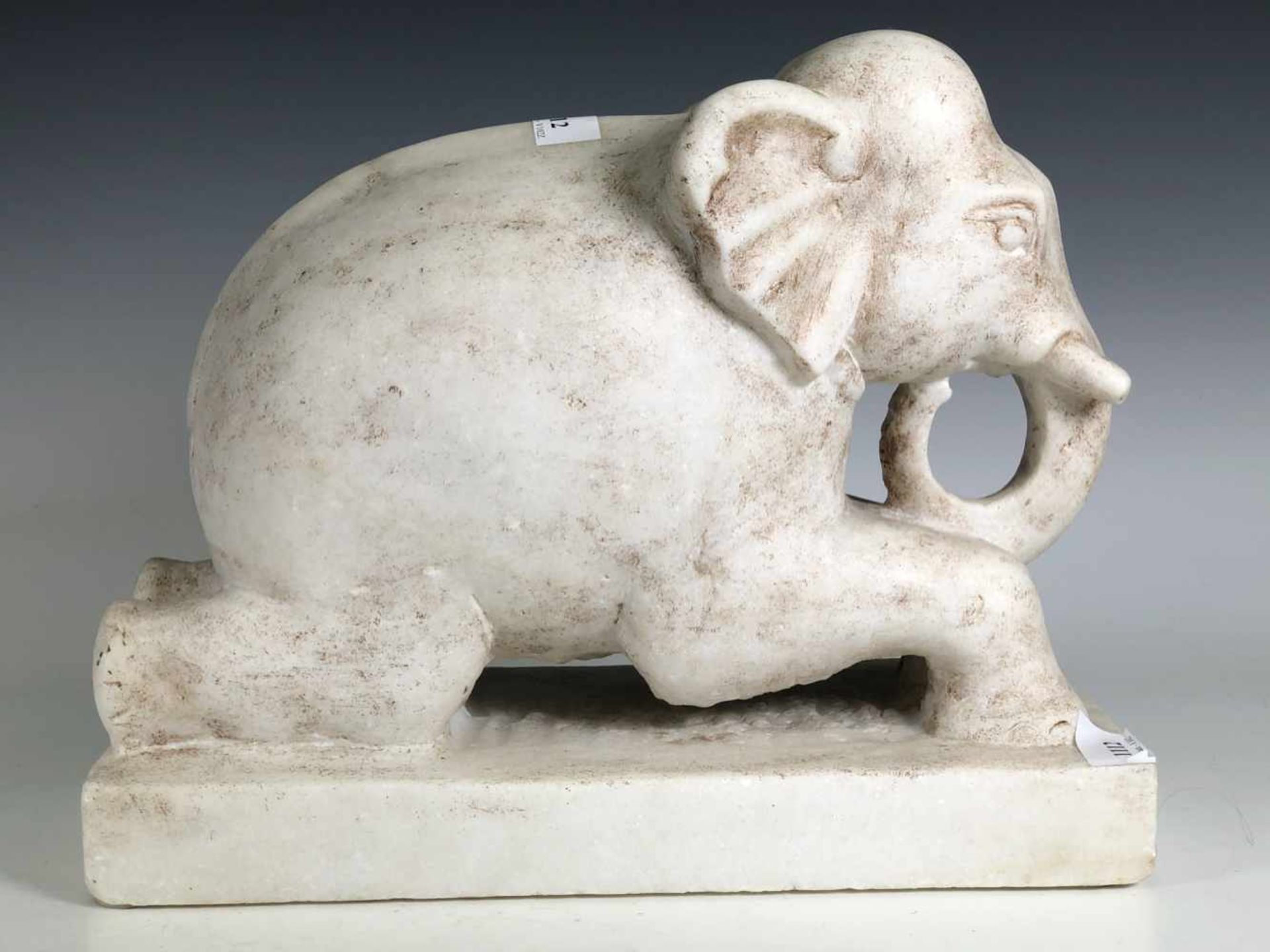 Marmeren sculptuur van een liggende olifant, h. 27, l. 33 cm. [1]200