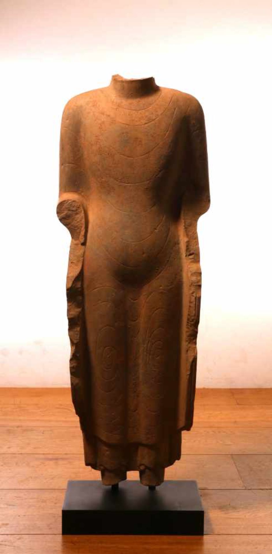 India-Pakistan, stenen fragment van staande Boeddha, met geplooide robe met gegraveerde - Bild 2 aus 2