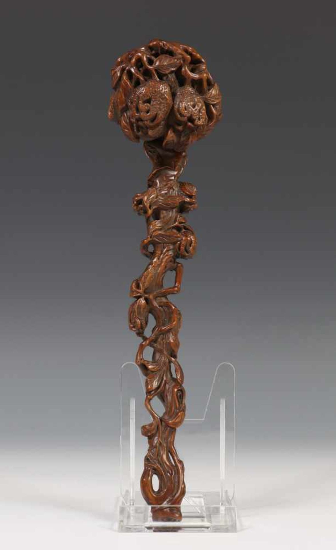 China, bamboe ruyi scepter, 20e eeuw, gesneden als een tak met vingercitroenen, l. 24,5 cm [1]300
