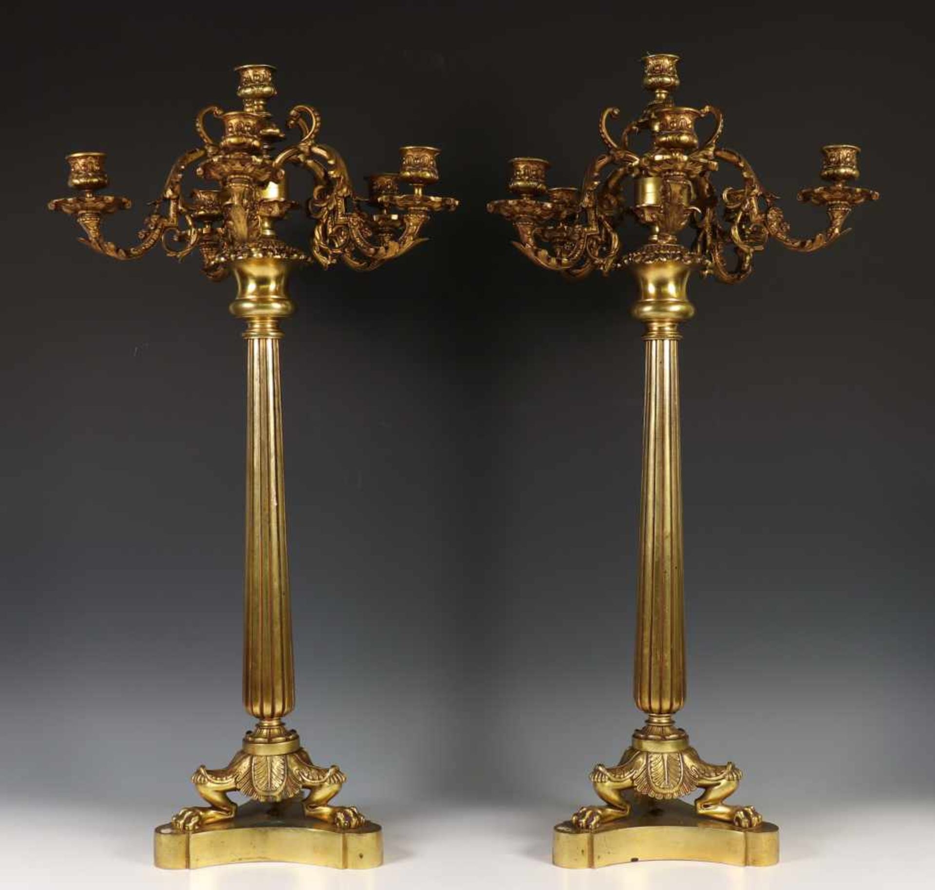 Paar bronzen bronzen/metalen zeslichts kandelabers in eclectische stijl,met gecanneleerde stam, op