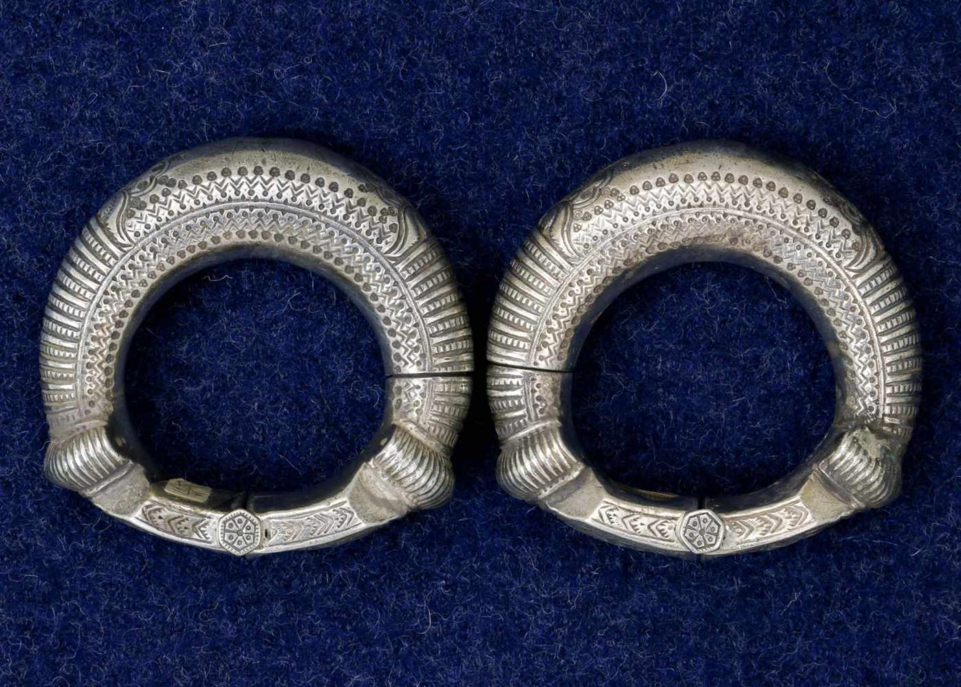 Oman, Nizwa, pair of silver ankletswith floral and leaf design. Can be opened by means of peg middle - Bild 3 aus 3