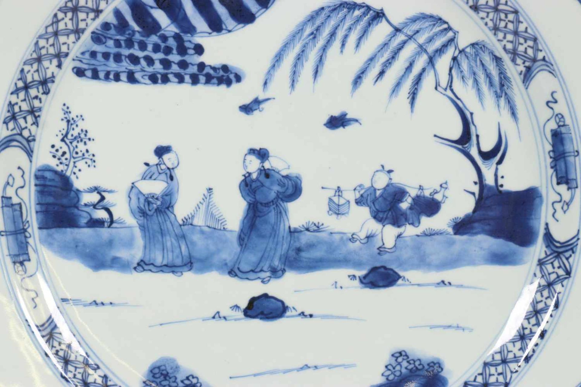 China, blauw-wit porseleinen schotel, Qianlong,gedecoreerd met elegante dames en een jongen in een - Bild 2 aus 3