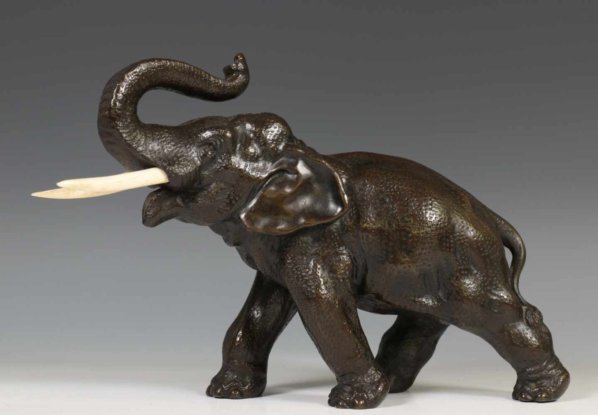 Japan, bronzen model van een olifant, Meiji periode,realistisch gemodelleerd, w. 26 cm [1]200