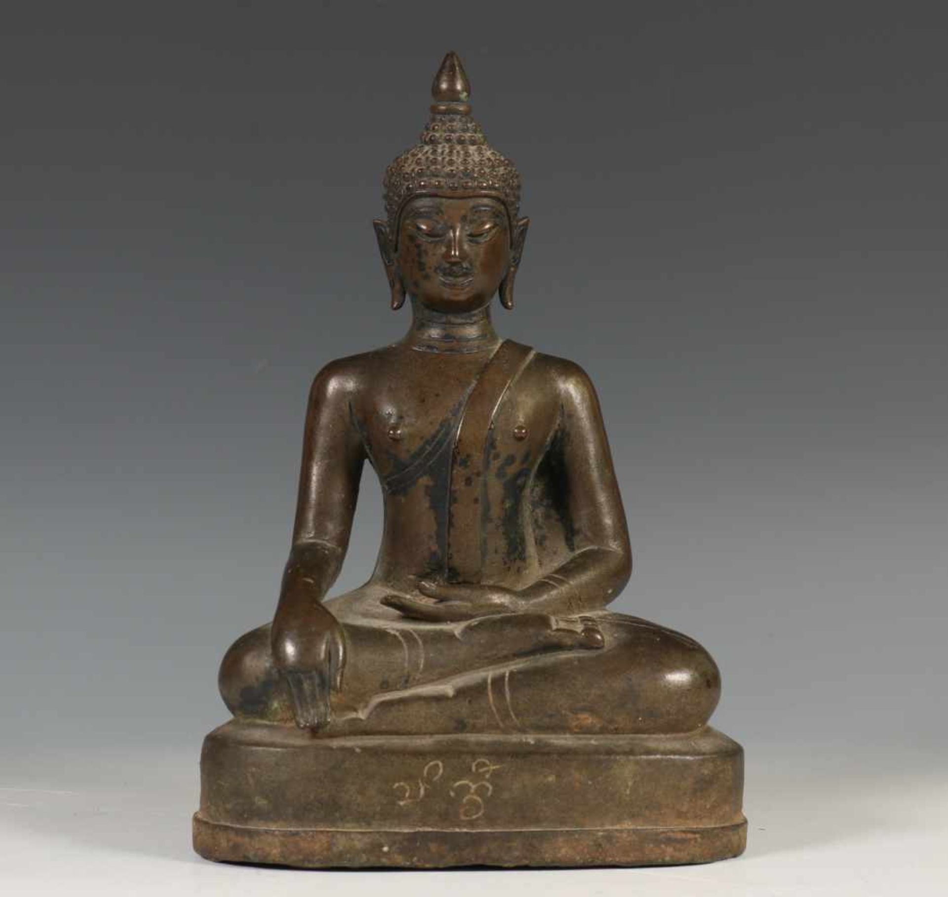 Thailand/Birma, bronzen Buddha, 18-19e eeuwmet gegraveerde tekst in de basis. Met resten van zwart