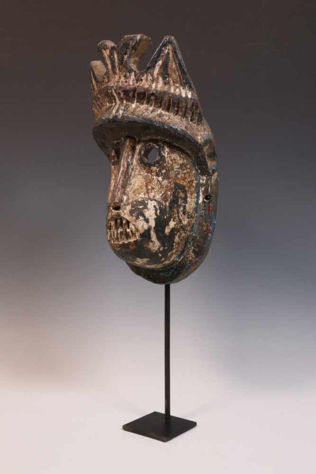India, Himachal Pradesh, carved wooden face maskwith painted horse- and peacock head on cheeks and - Bild 2 aus 3