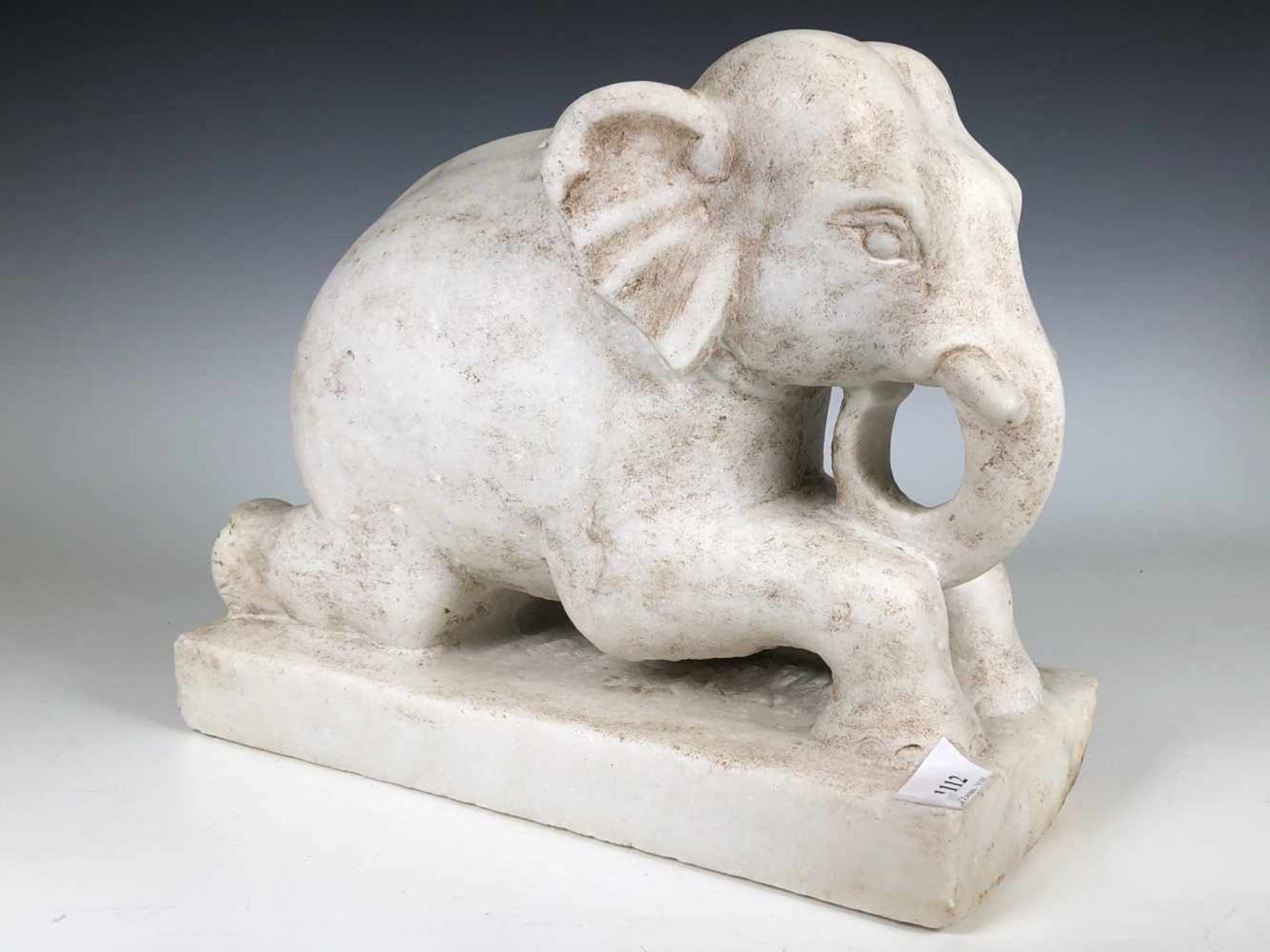 Marmeren sculptuur van een liggende olifant, h. 27, l. 33 cm. [1]200 - Bild 2 aus 2