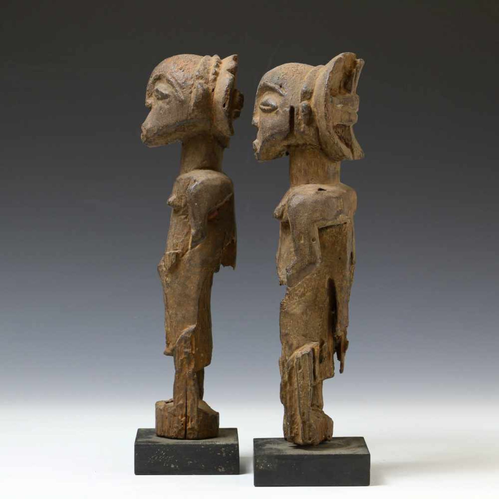 DRC., Luba, a pair of ancestral figureswith a grey to black patina and weathered expression. Private - Bild 3 aus 4