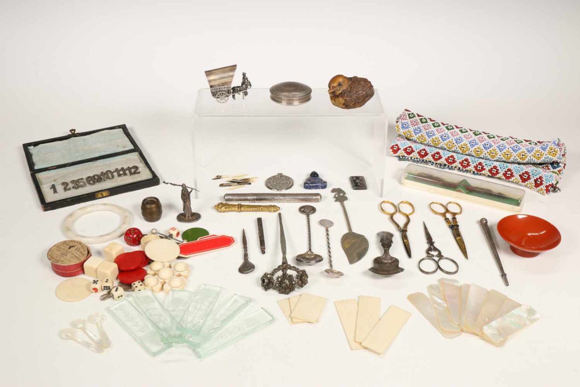 Diverse objects de vertu,w.o. waaiers, munten, passersetje en kralentas., Collectie Cserno,