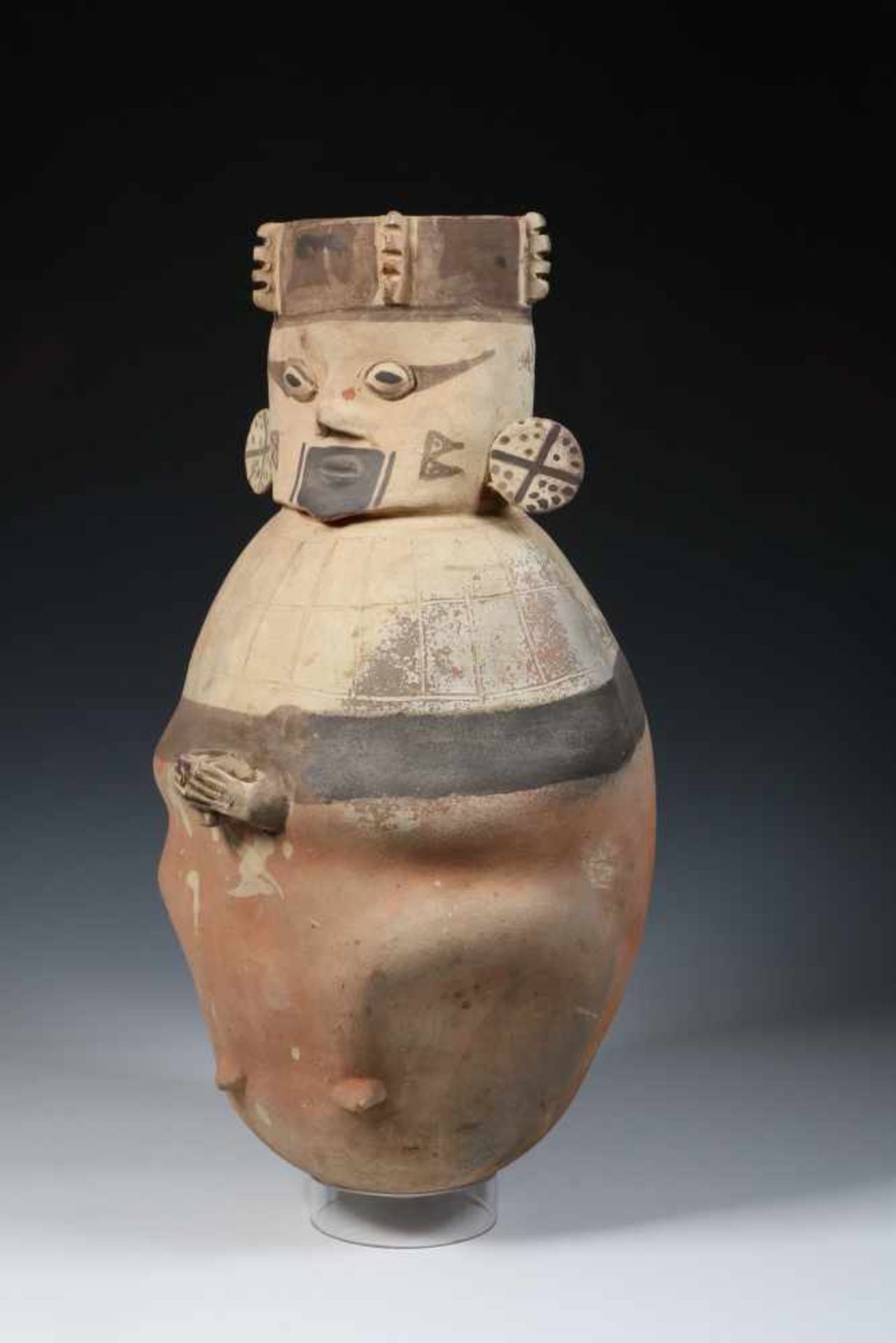 Peru, Chancay, earthenware grave urn, 1000-1470 AD,in the shape of a priest figure holding a cup - Bild 2 aus 5