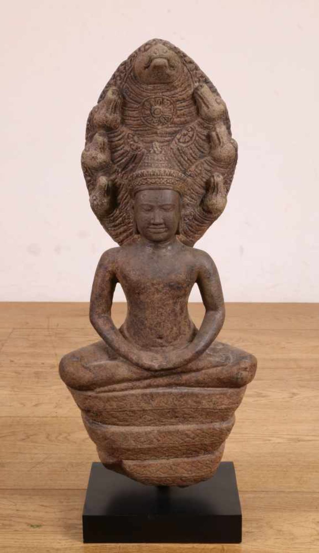 Cambodja, stenen sculptuur van gezeten Boeddha,op lotustroon en met Naga troon., h. 52 cm. [1]250