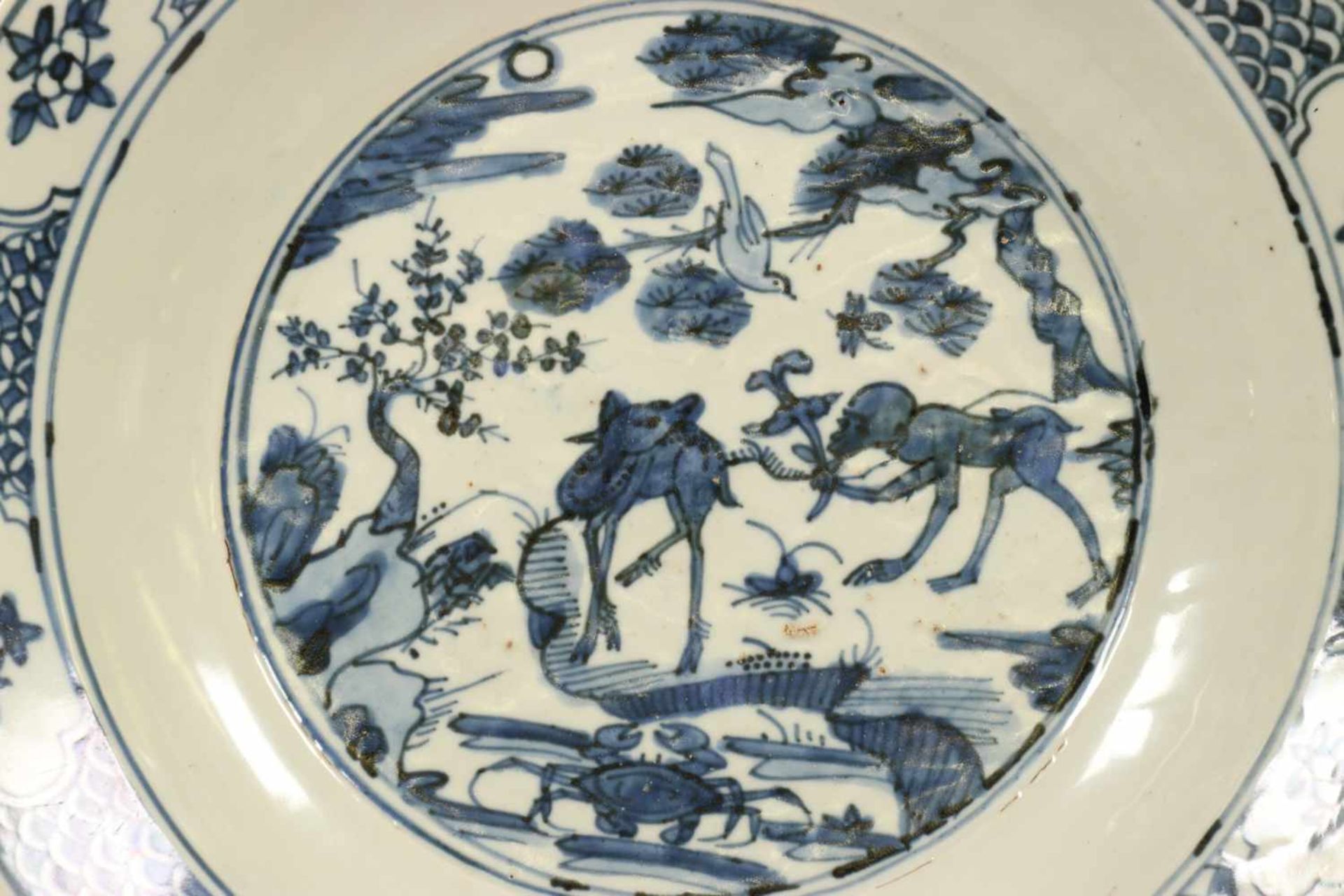 China, blauw-witte Swatow schotel, Ming-dynastie, midden 17e eeuw, met decor van aapje en hert in - Bild 2 aus 4