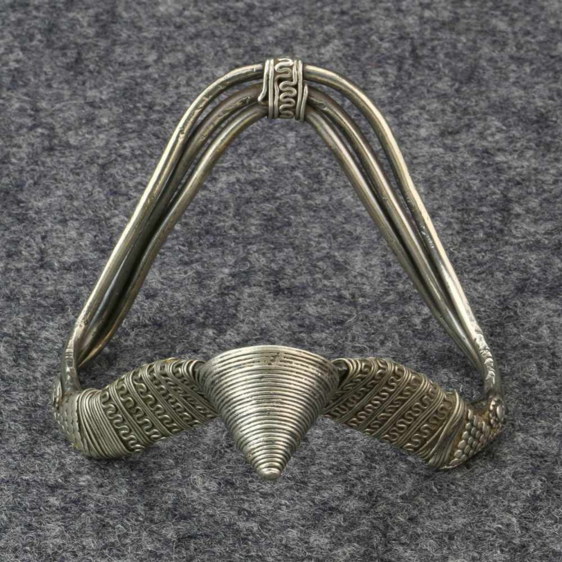 India, Maharashtra, Amravati region, Korku tribe, V-form bend silver armlet, ‘Vanki',with twisted-