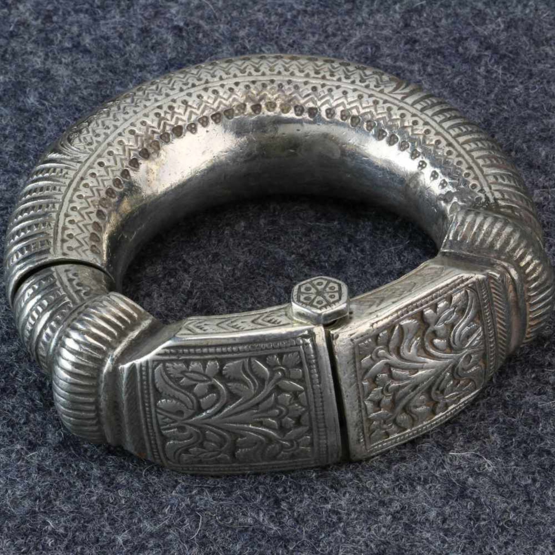 Oman, Nizwa, pair of silver ankletswith floral and leaf design. Can be opened by means of peg middle - Bild 2 aus 3