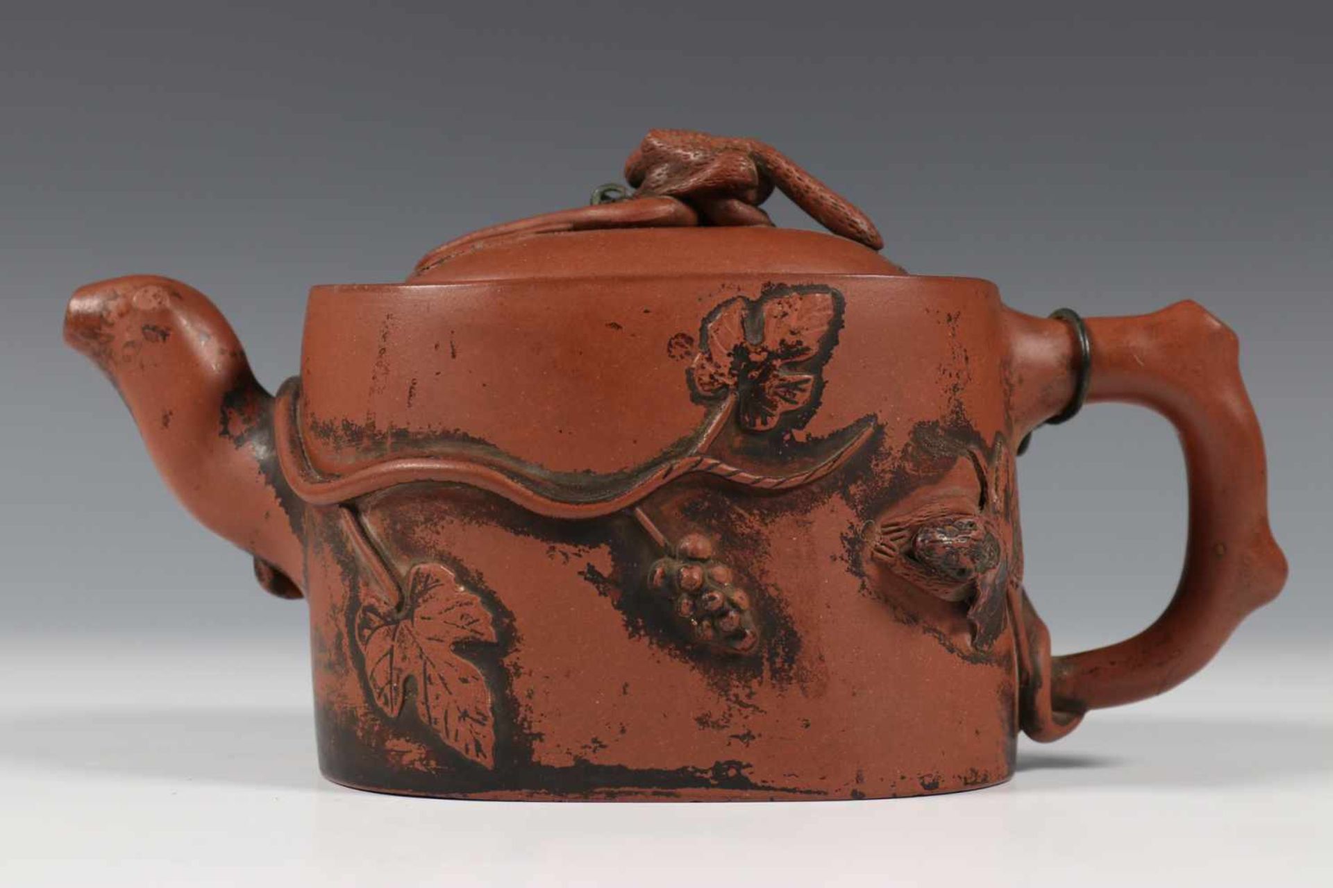 China, Yixing 'eekhoorn en druif' theepot met deksel, late Qing dynastie,de zijden gemodelleerd - Bild 3 aus 4