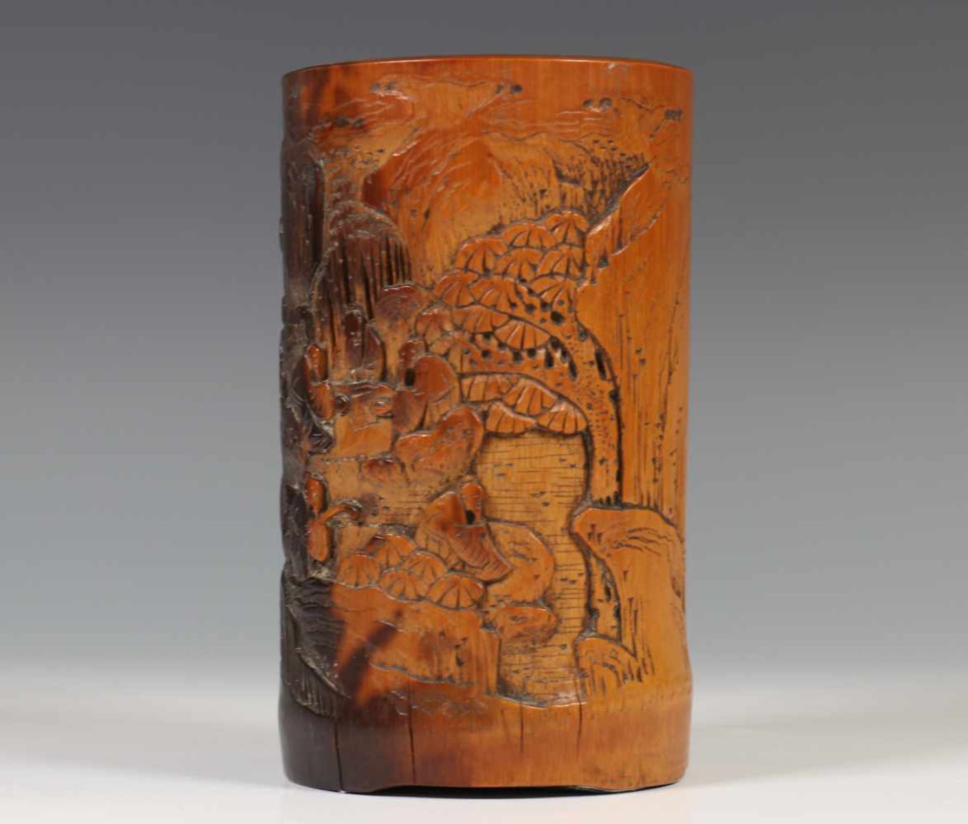 Bamboe penseelpot, 19e eeuw,met gestoken relief van go-spelende figuren in landschap. Met - Bild 2 aus 4