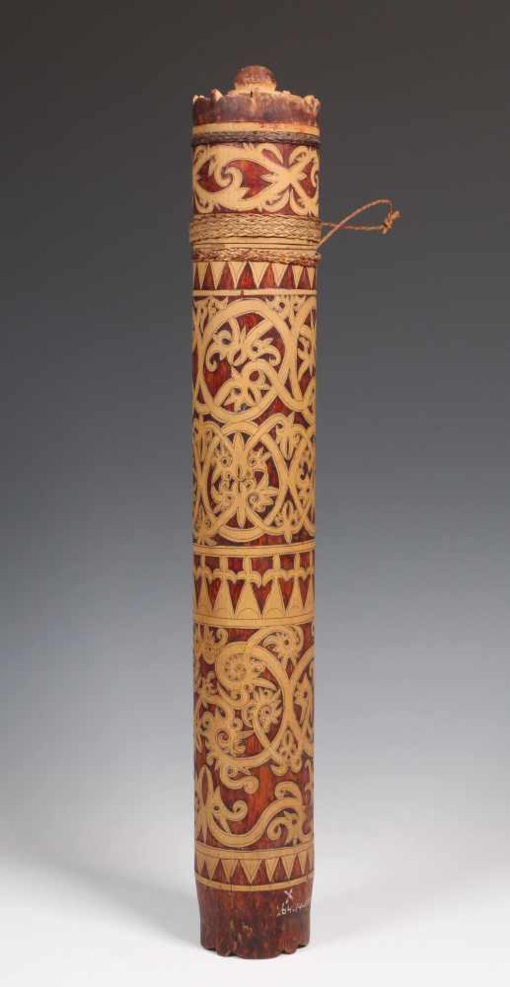 Borneo, Dayak, arrow containerwith finely carved floral patterns, h. 49 cm. [1]300 - Bild 2 aus 3